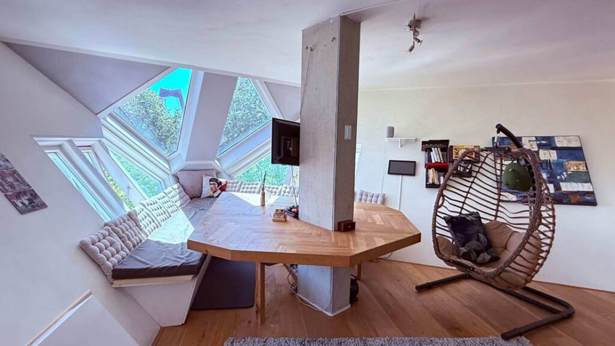 De aparte woonkamer.