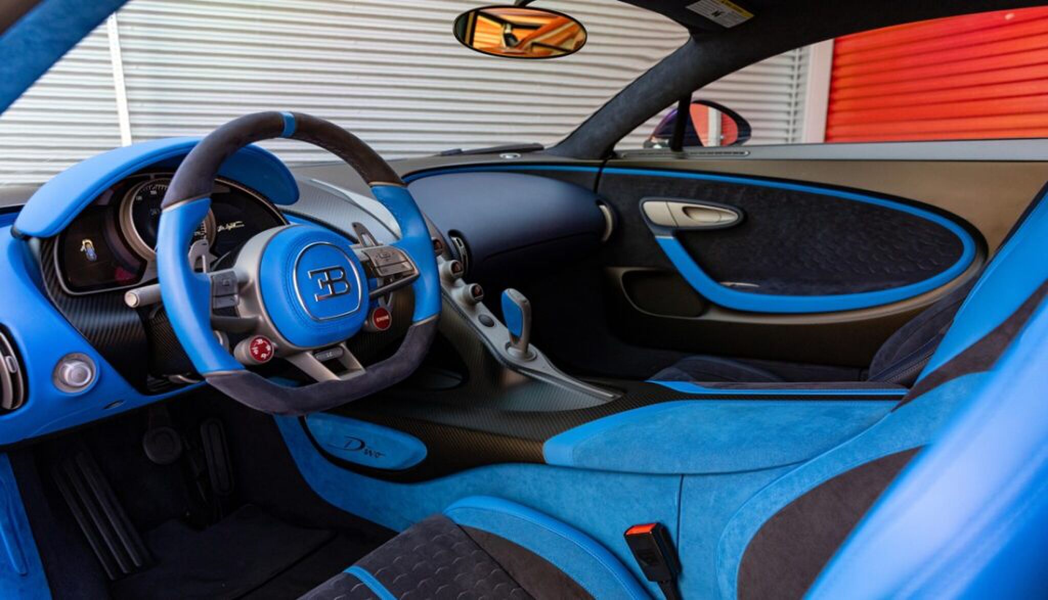 Het sportieve en luxe interieur.