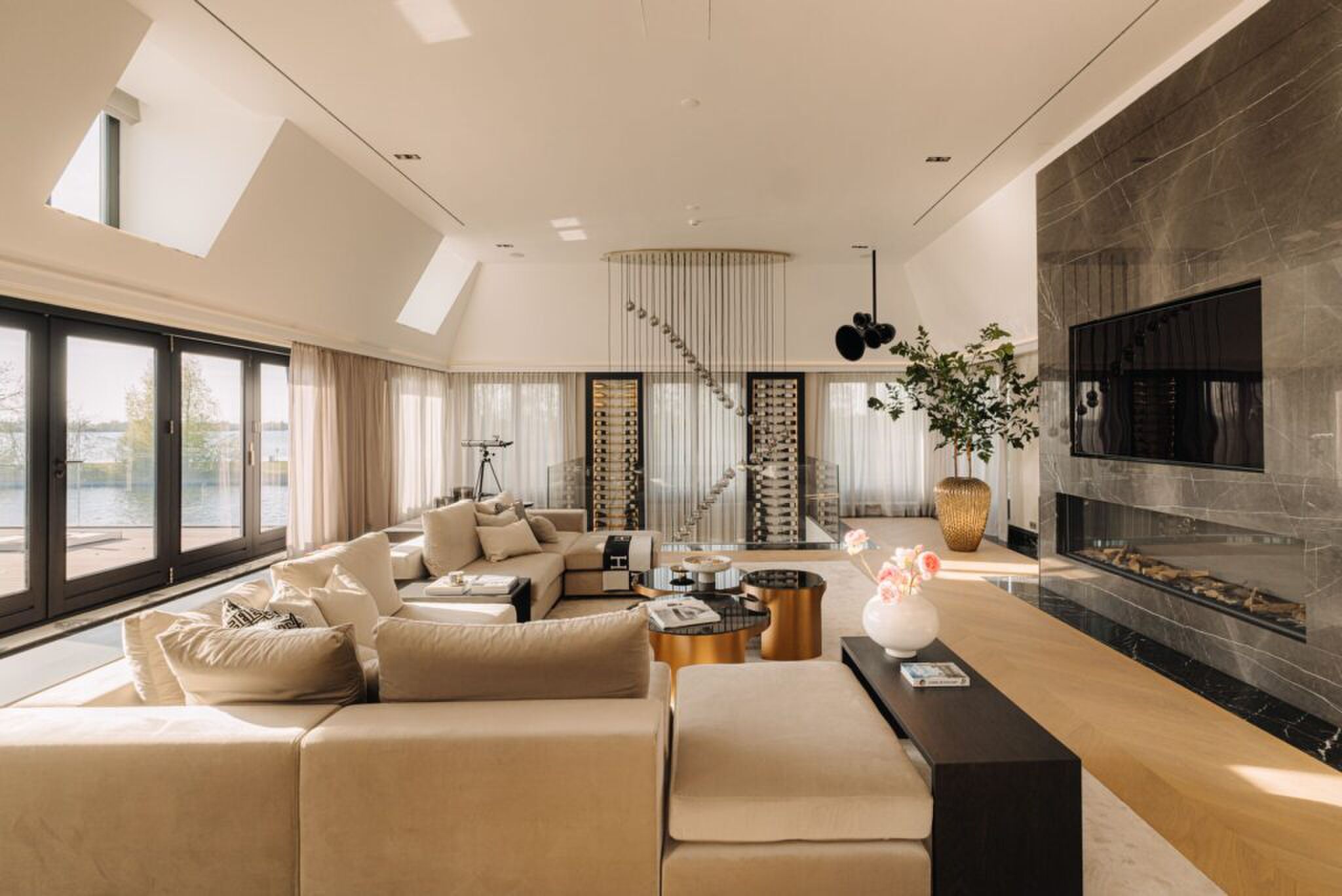 De luxe living van de villa aan de Vinkeveense Plassen.