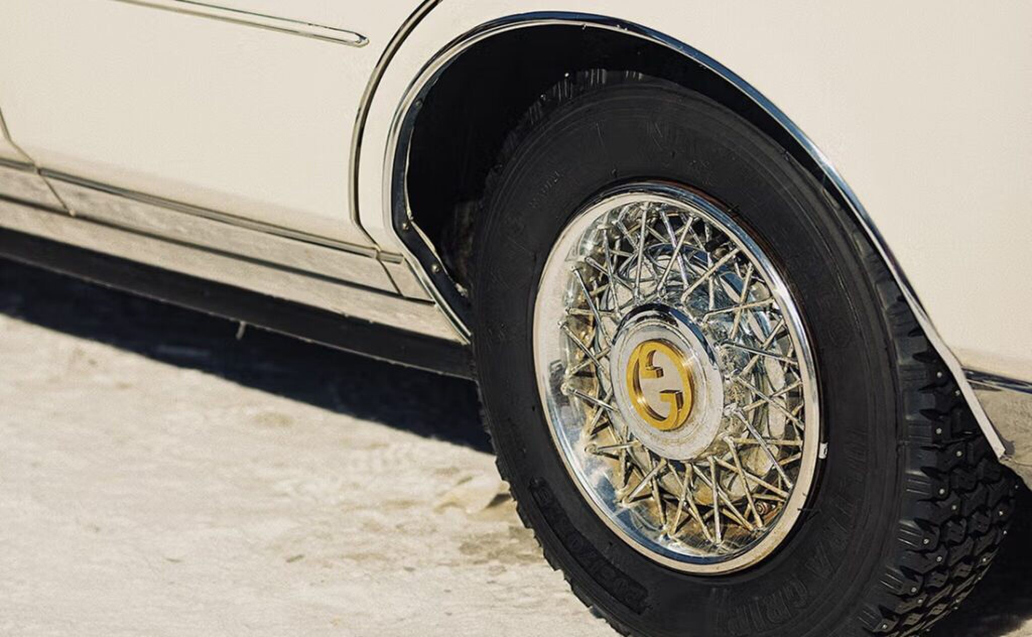De opvallende velgen met het Gucci-logo.