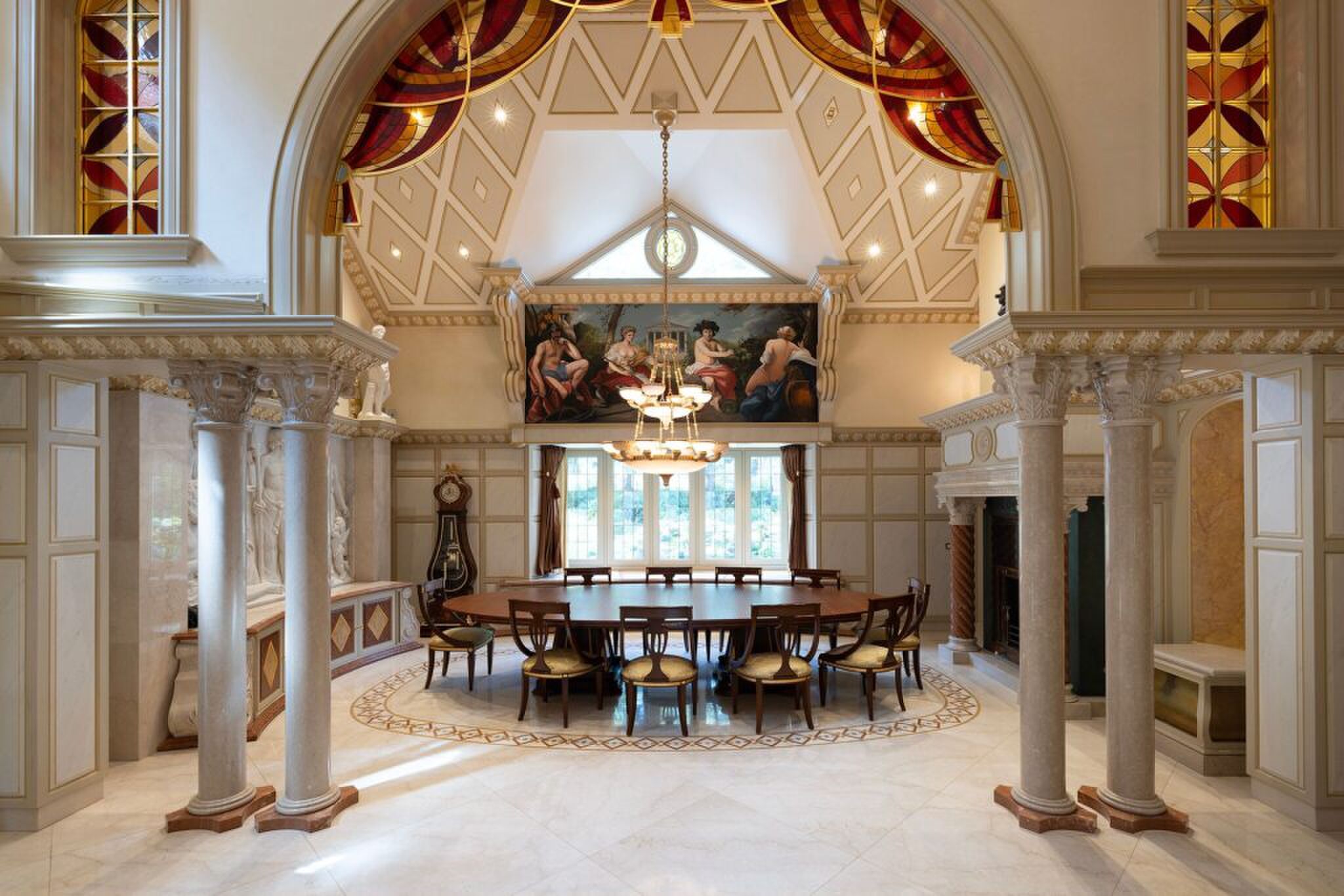 De eetkamer van het huis dat oogt als een Grieks paleis.