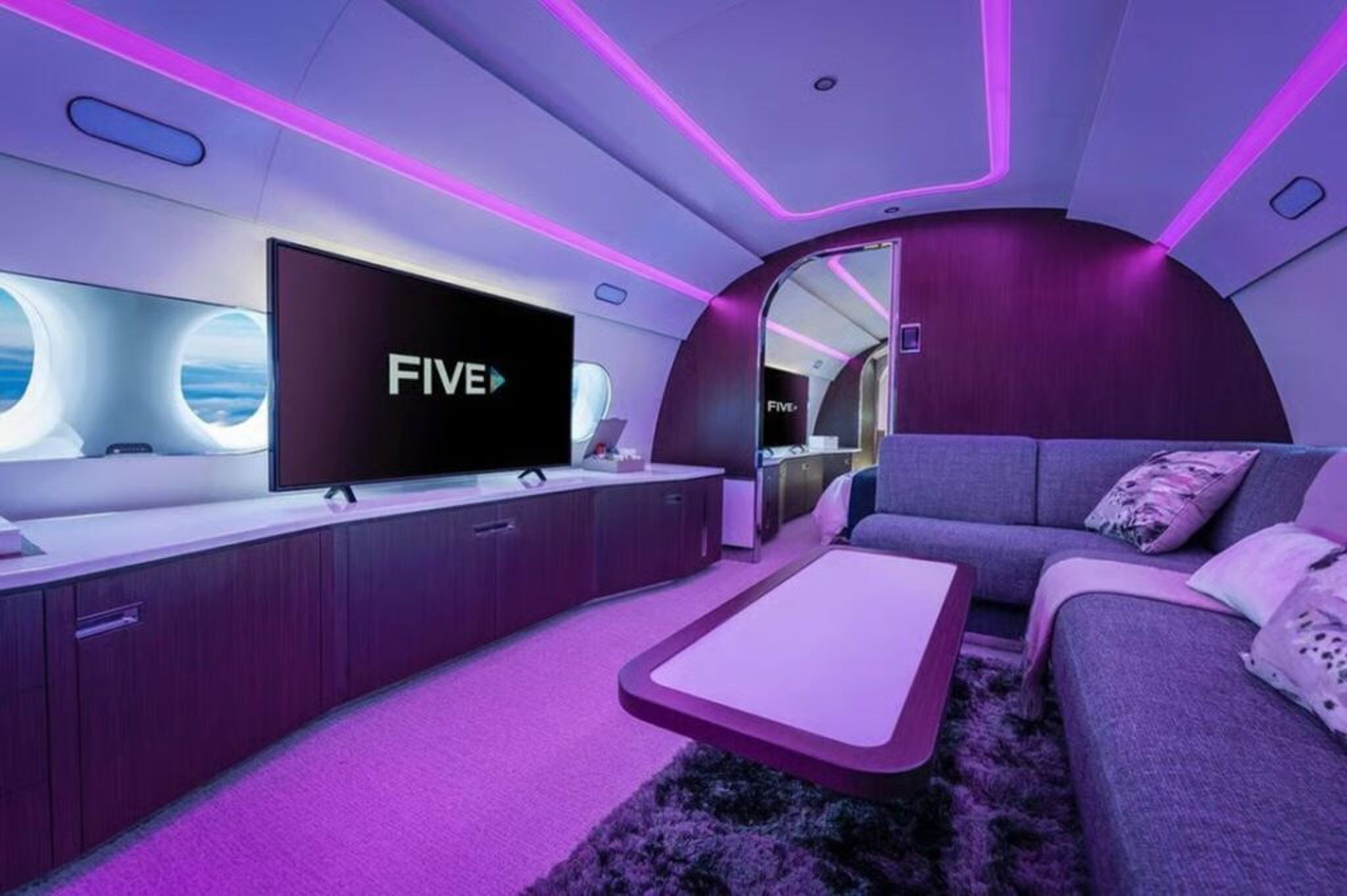 De 'living' in de privéjet van Five Hotels & Resorts.