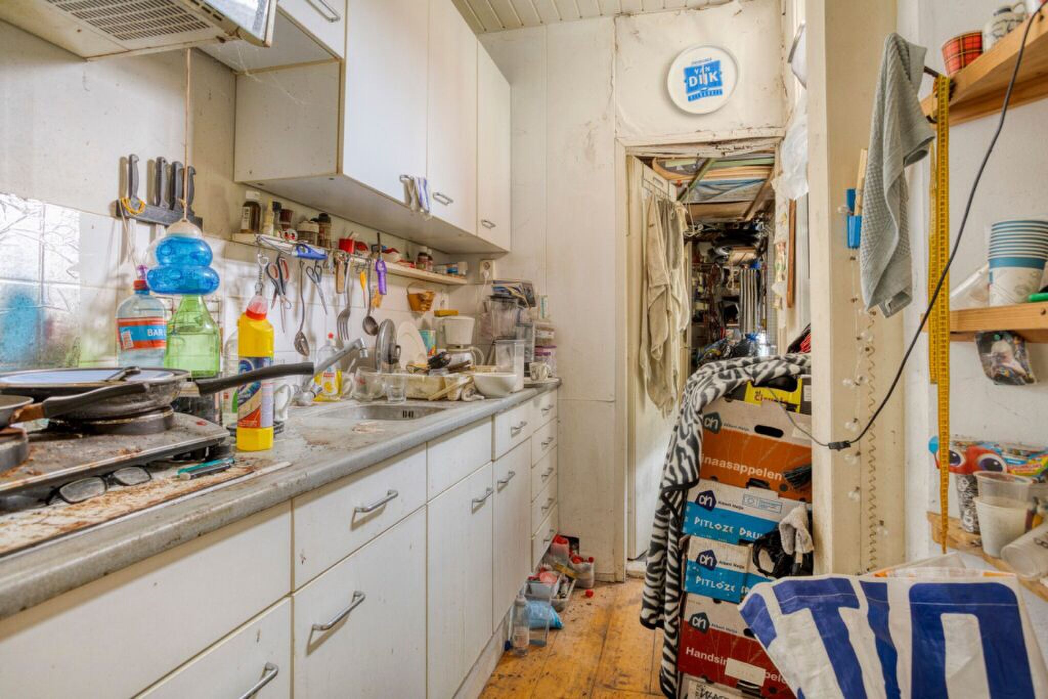 De rommelige keuken.