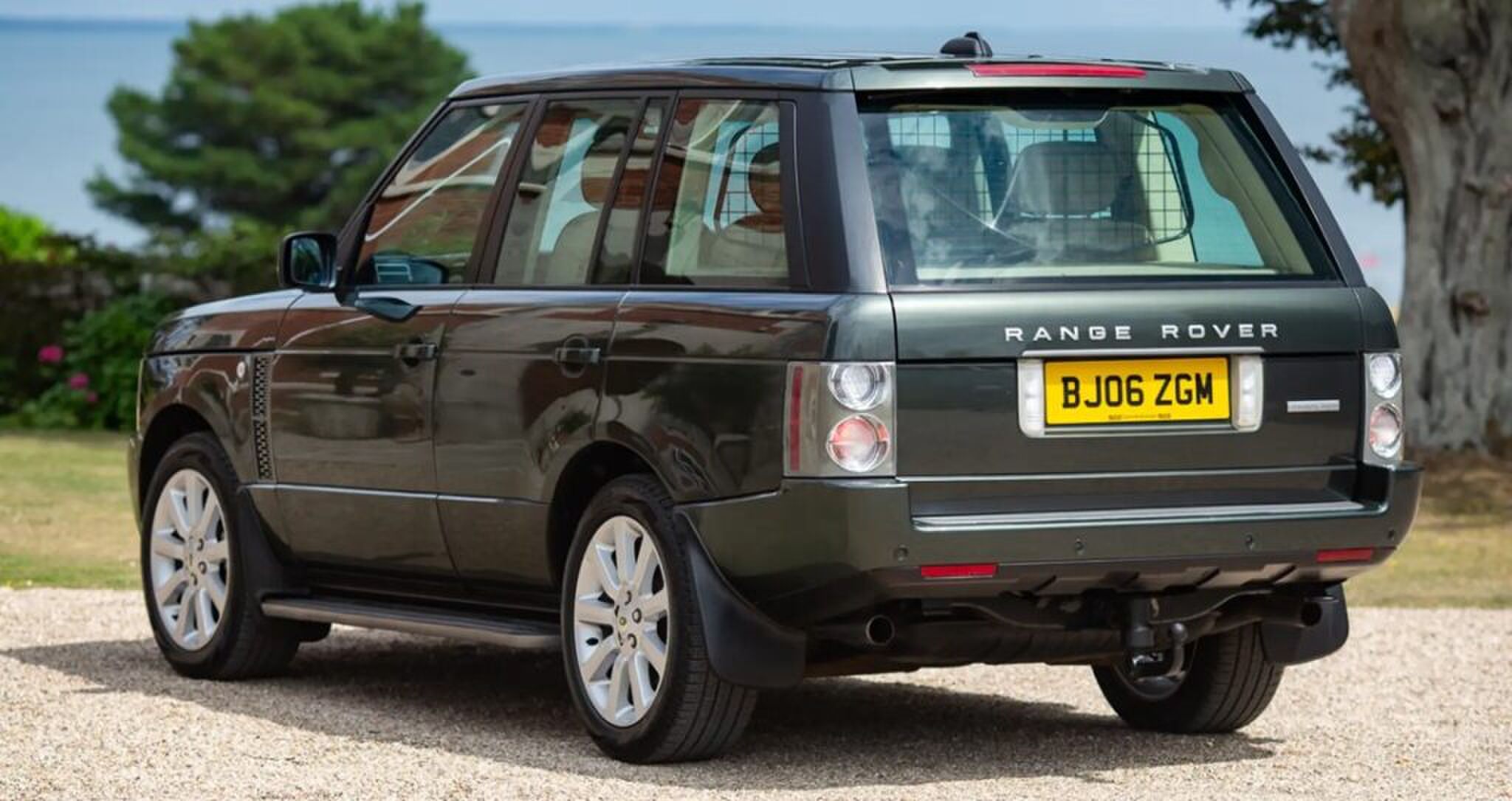 De achterzijde van de koninklijke SUV.