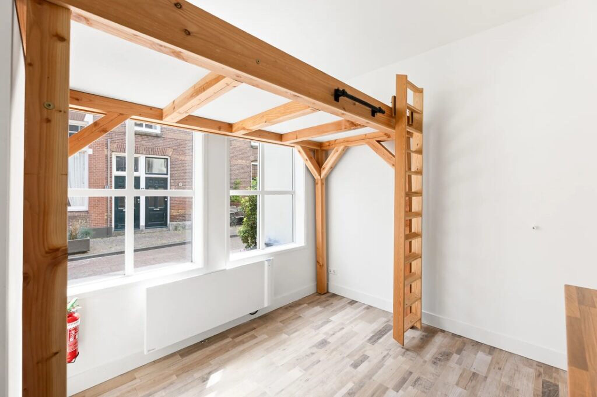 De woonkamer en slaapkamer.