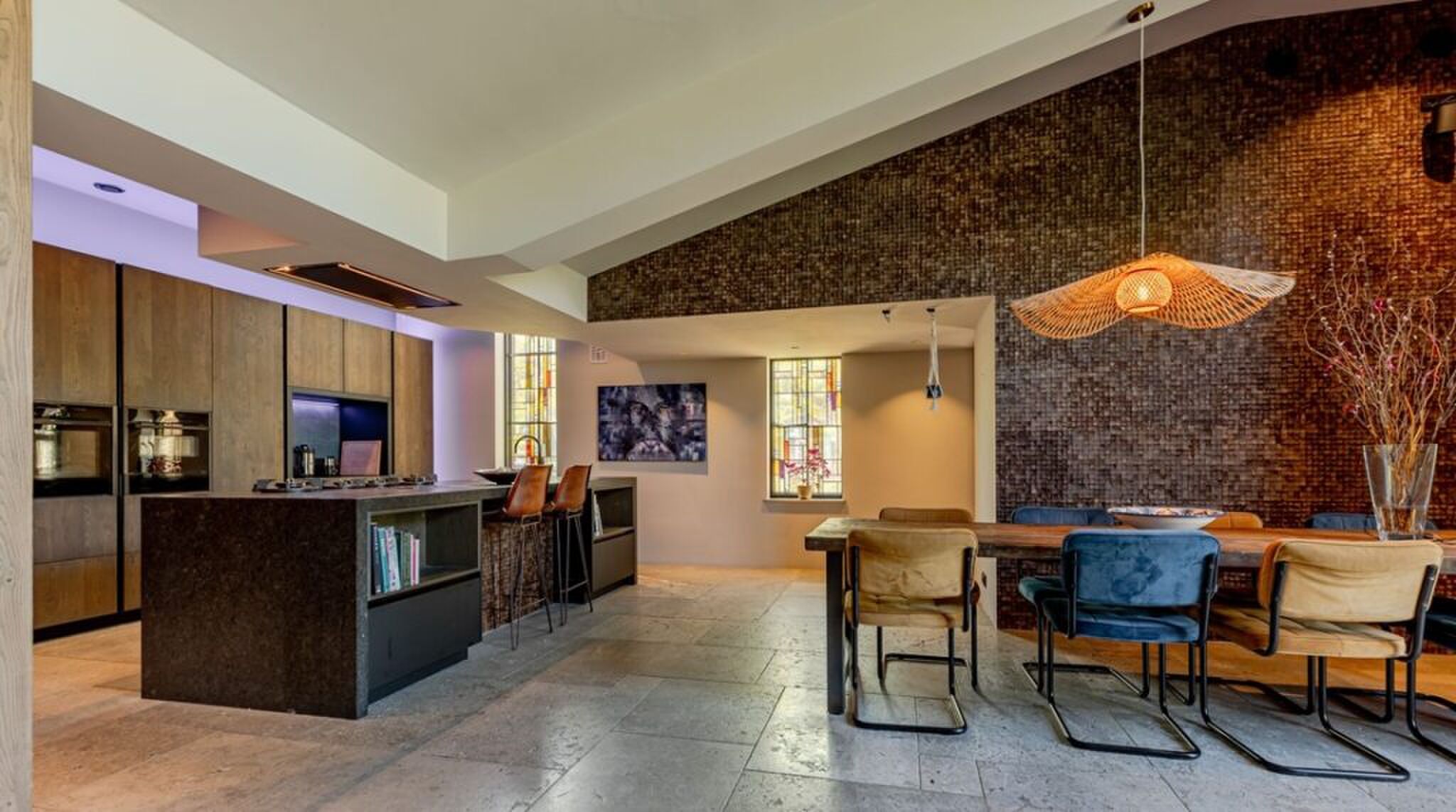 De keuken en eetruimte.