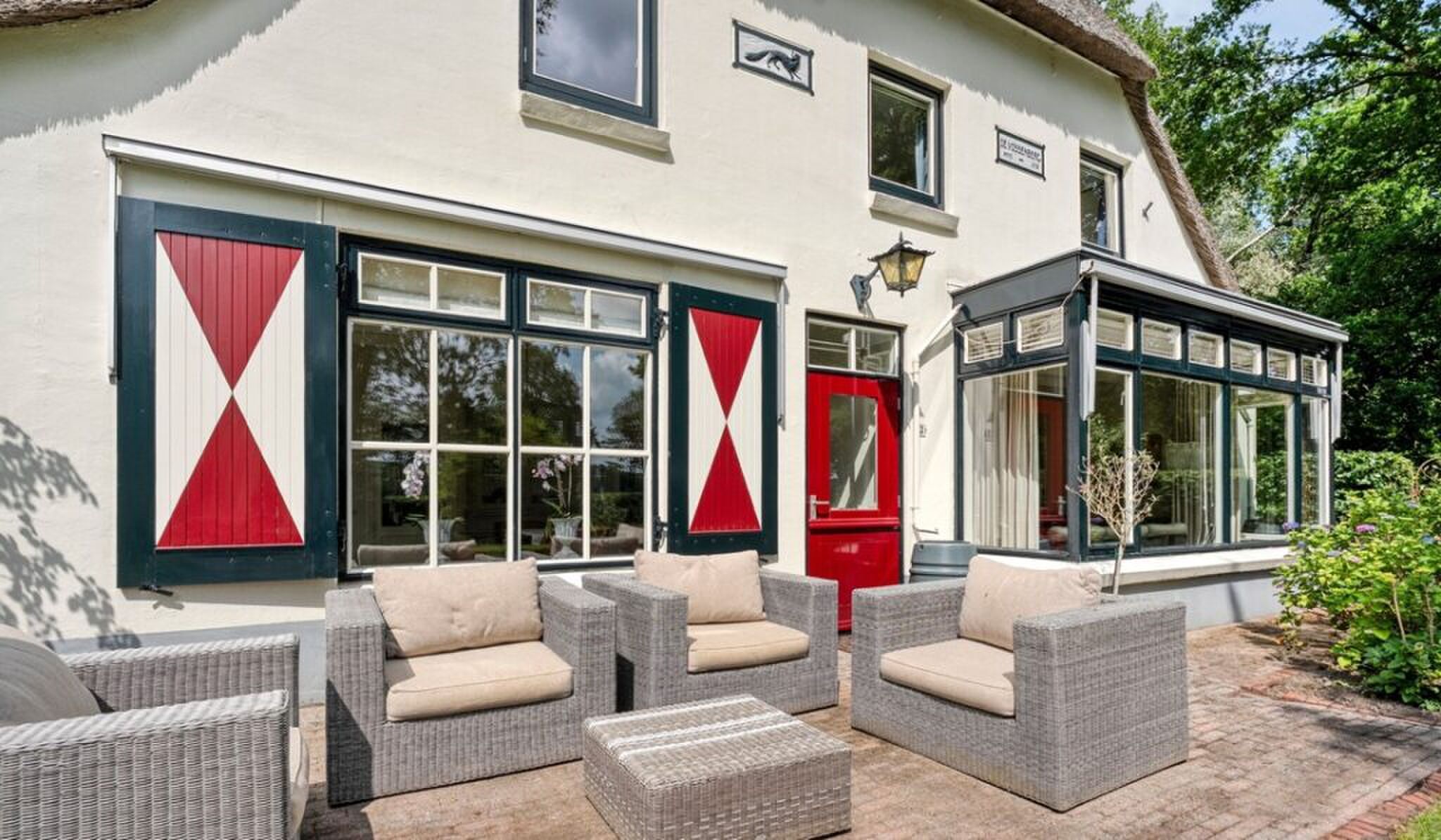Het terras aan de achterzijde van de woning.
