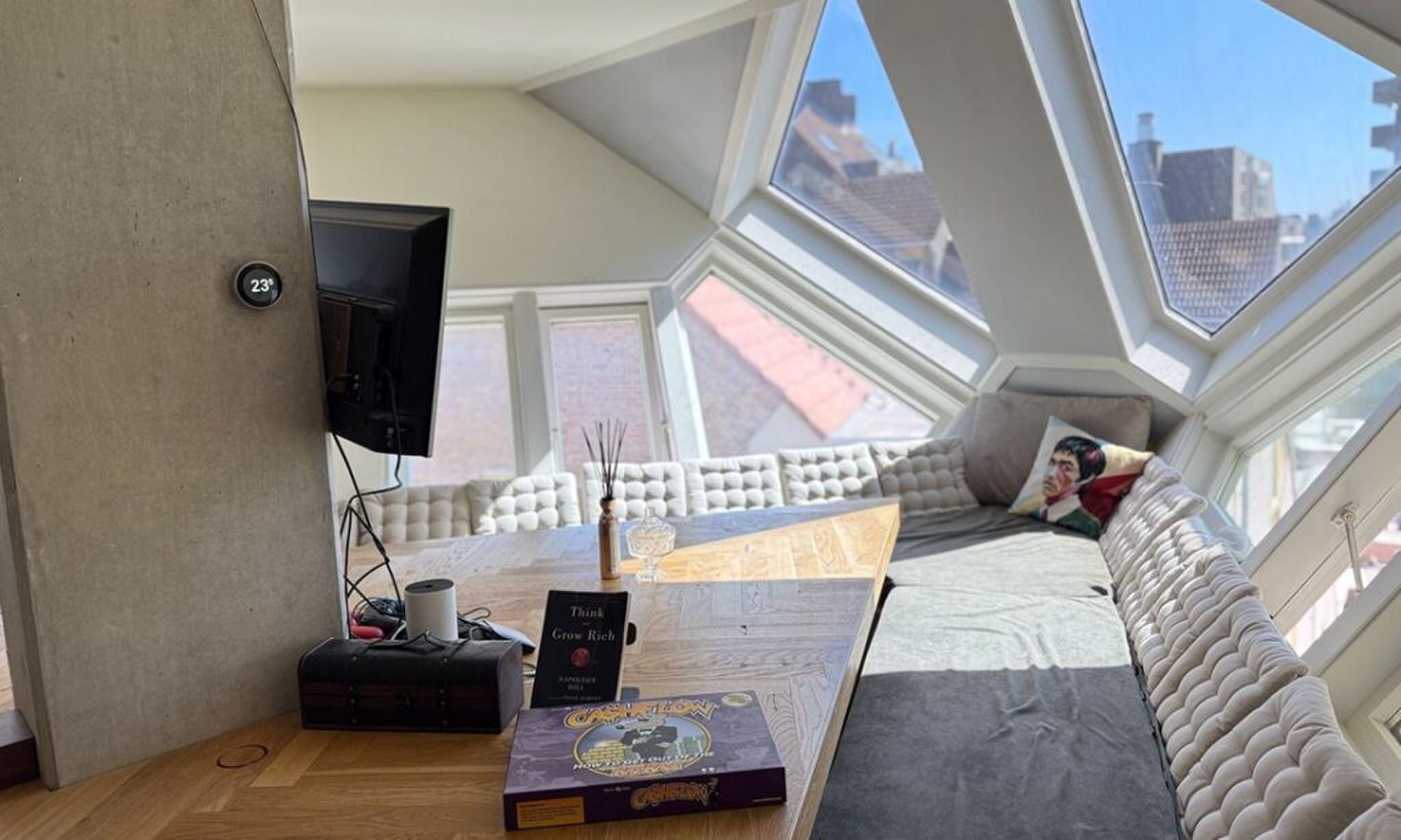 De aparte woonkamer met uitzicht over de stad.