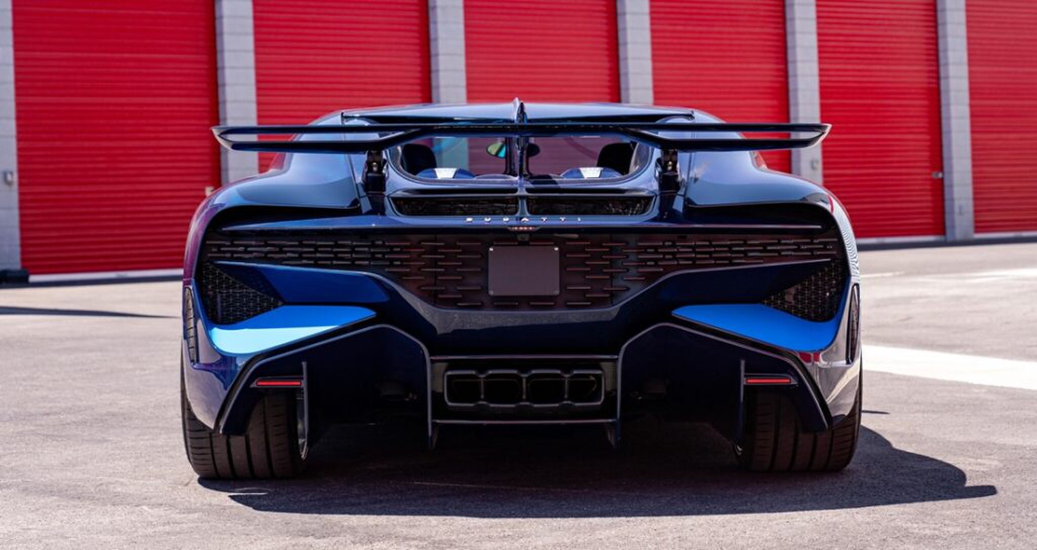 De achterzijde van de Bugatti.