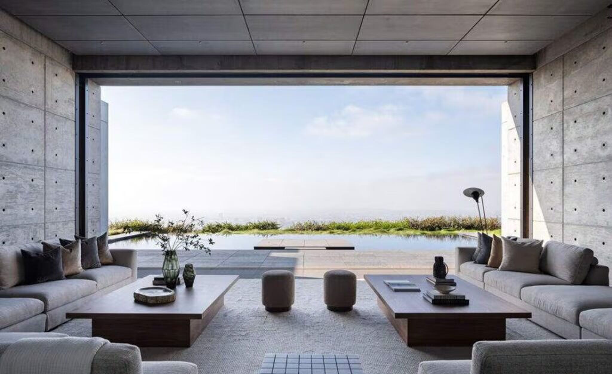 Het uitzicht vanuit een van de zitvertrekken.