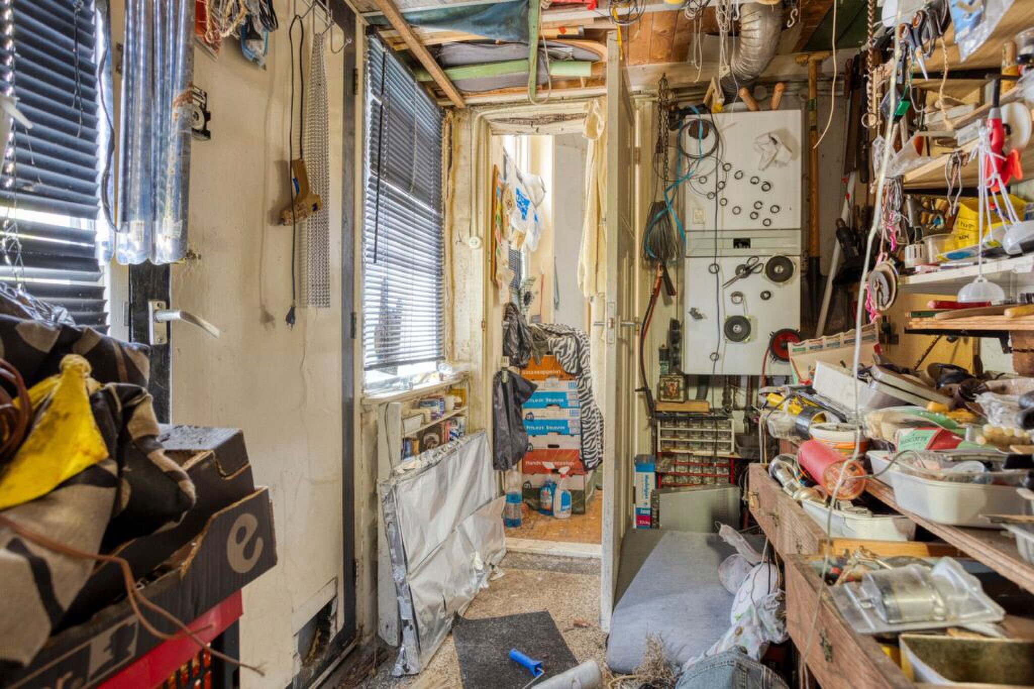 De rommel in het huis in Leeuwarden.