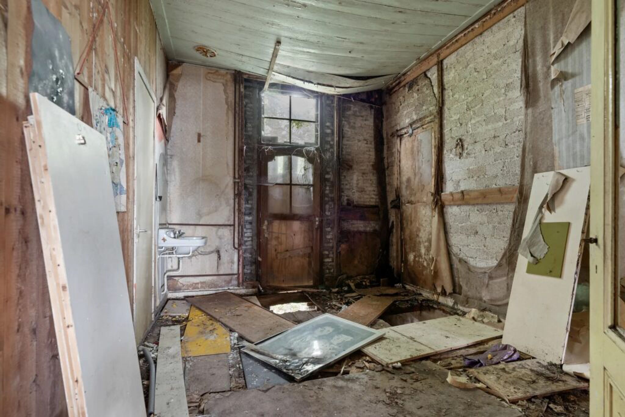 Een van de vervallen vertrekken.