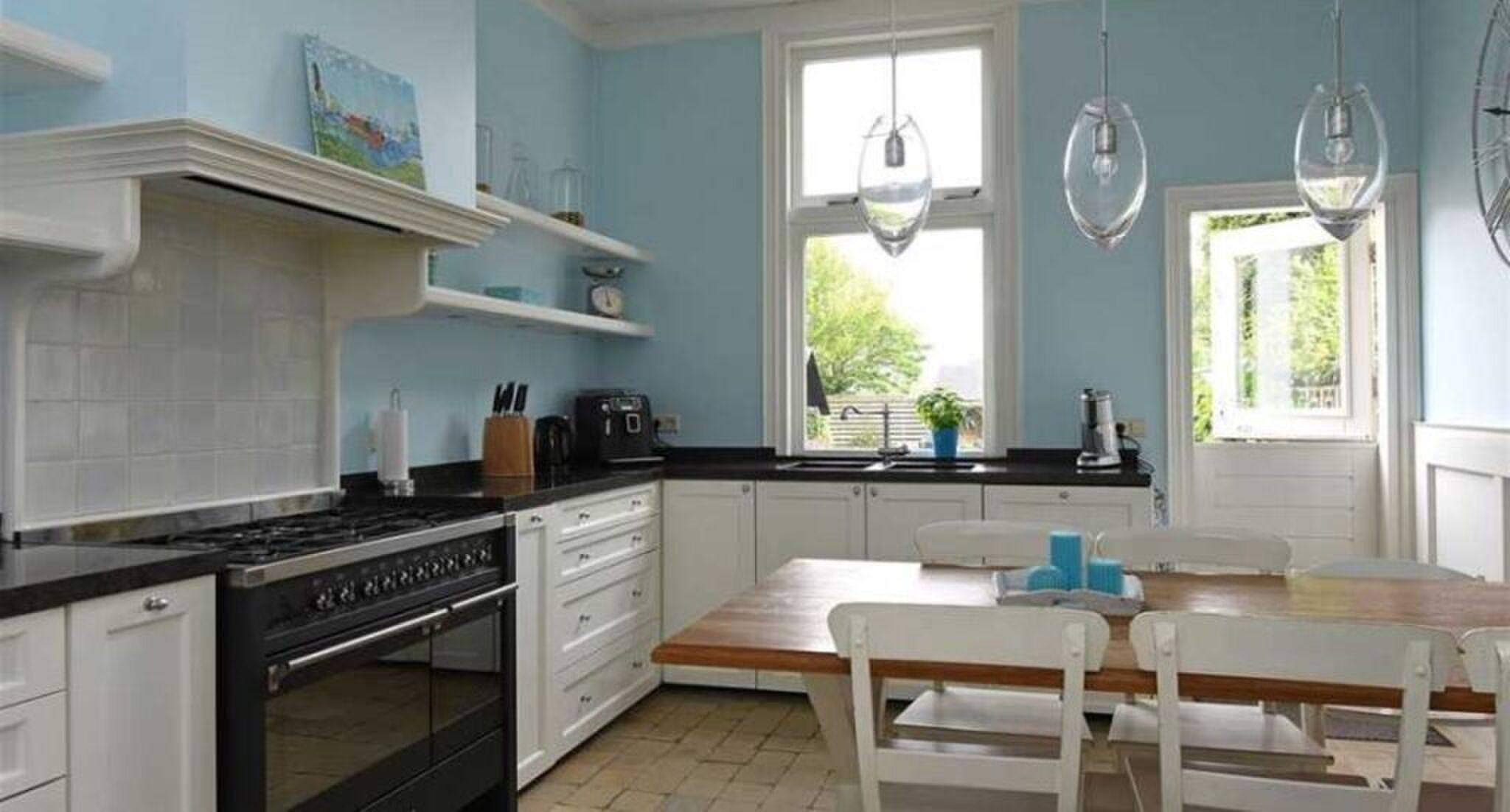 De woonkeuken en eetruimte.