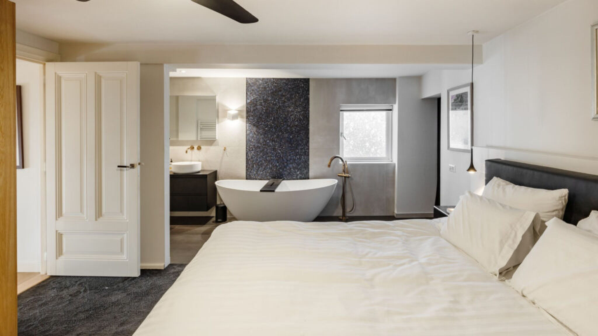 De slaapkamer in de woning van Alain Clark. 