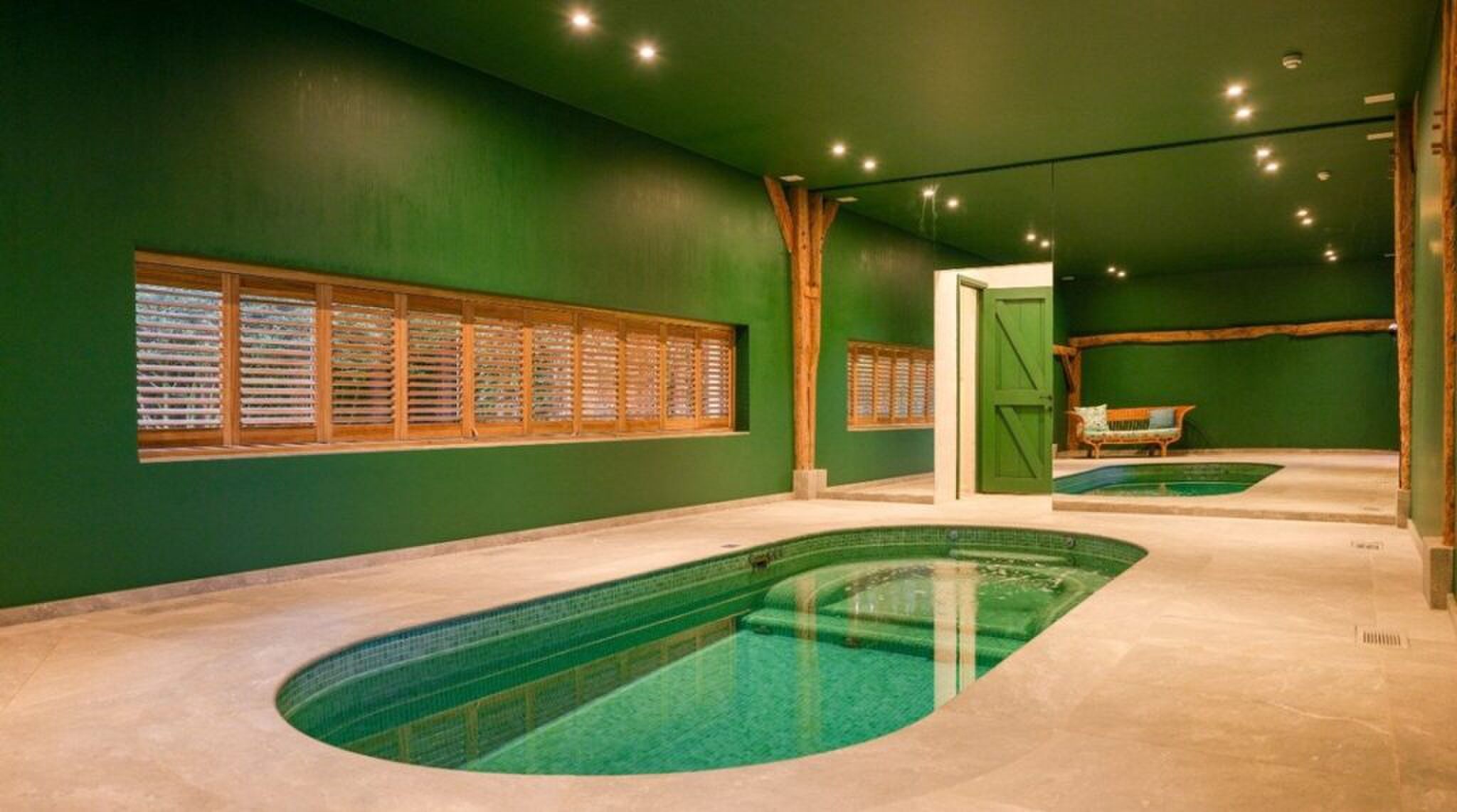 Het luxe binnenzwembad.
