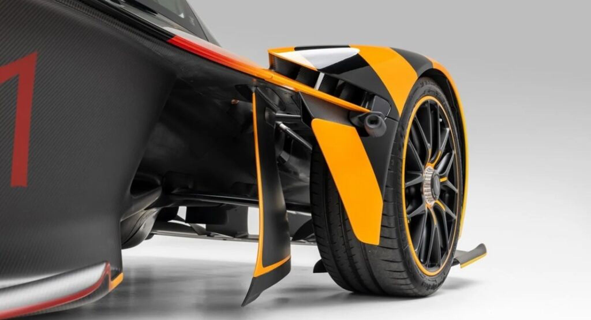 Een van de hoogwaardige wielen met lichtmetalen velgen.