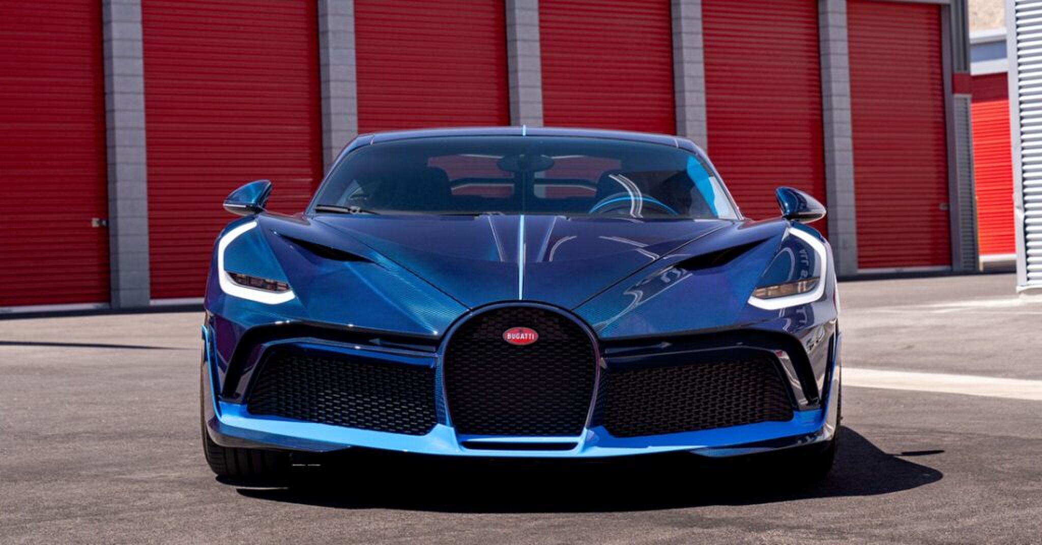 De voorzijde van de Bugatti.