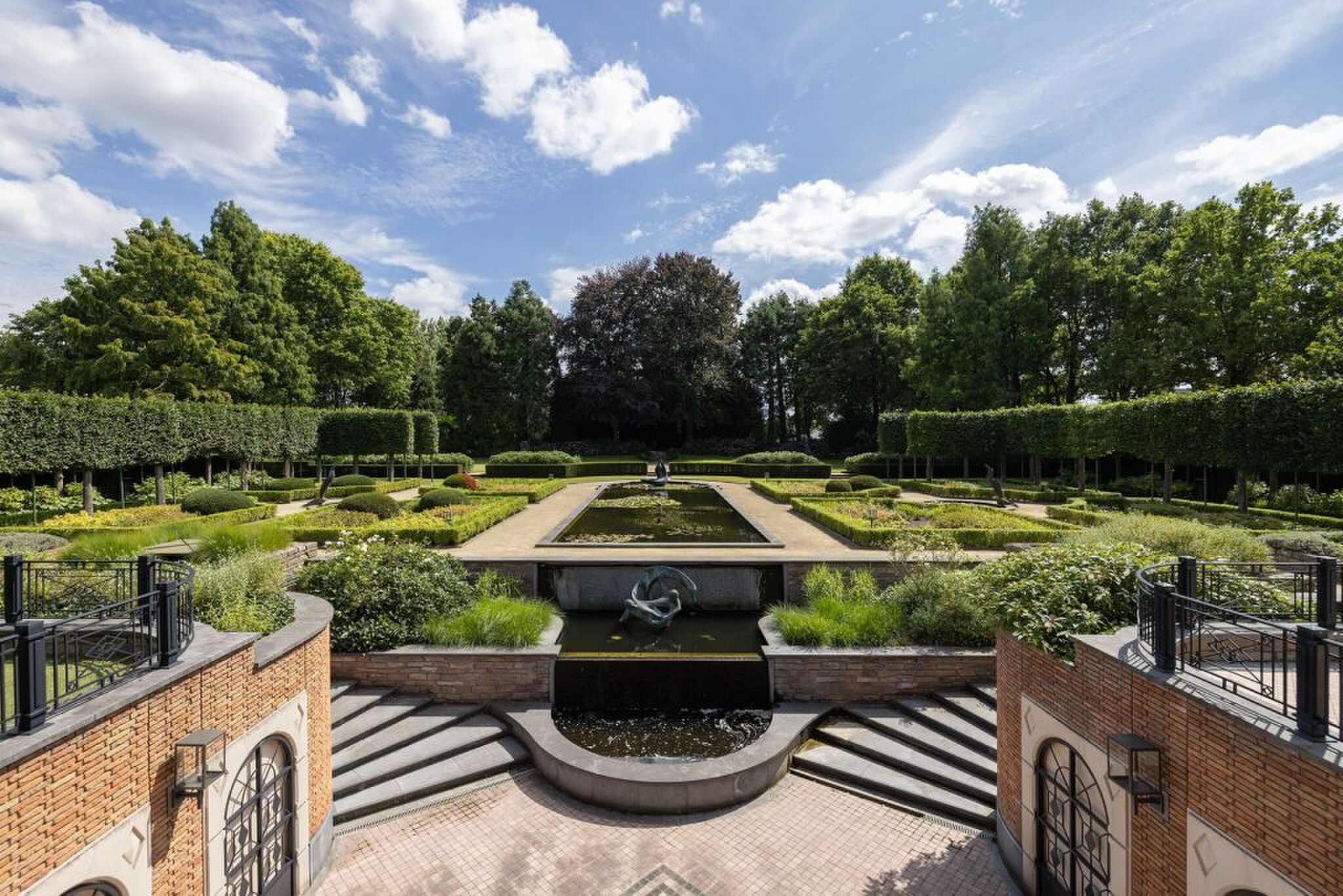 De enorme achtertuin.