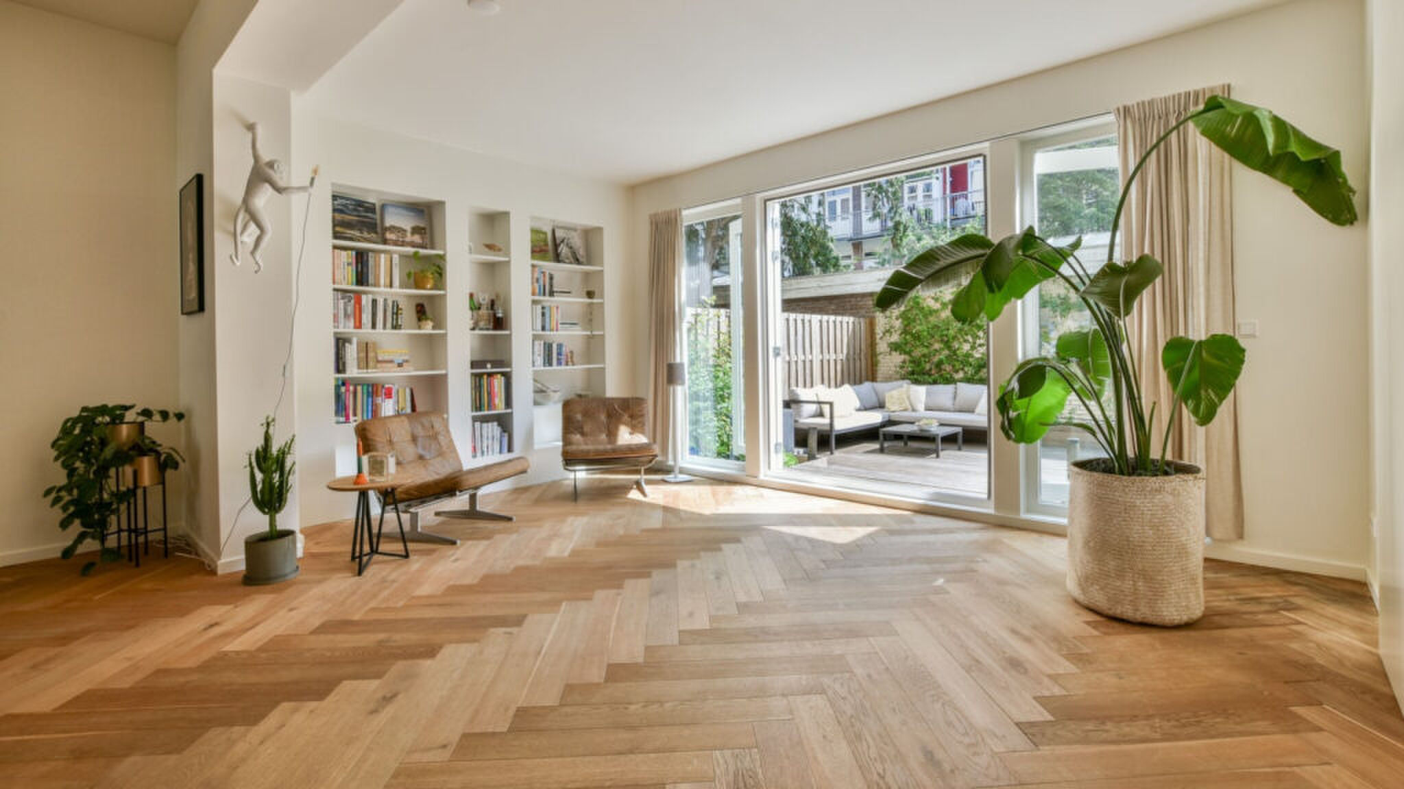 De openslaande deuren naar de buitenruimte.