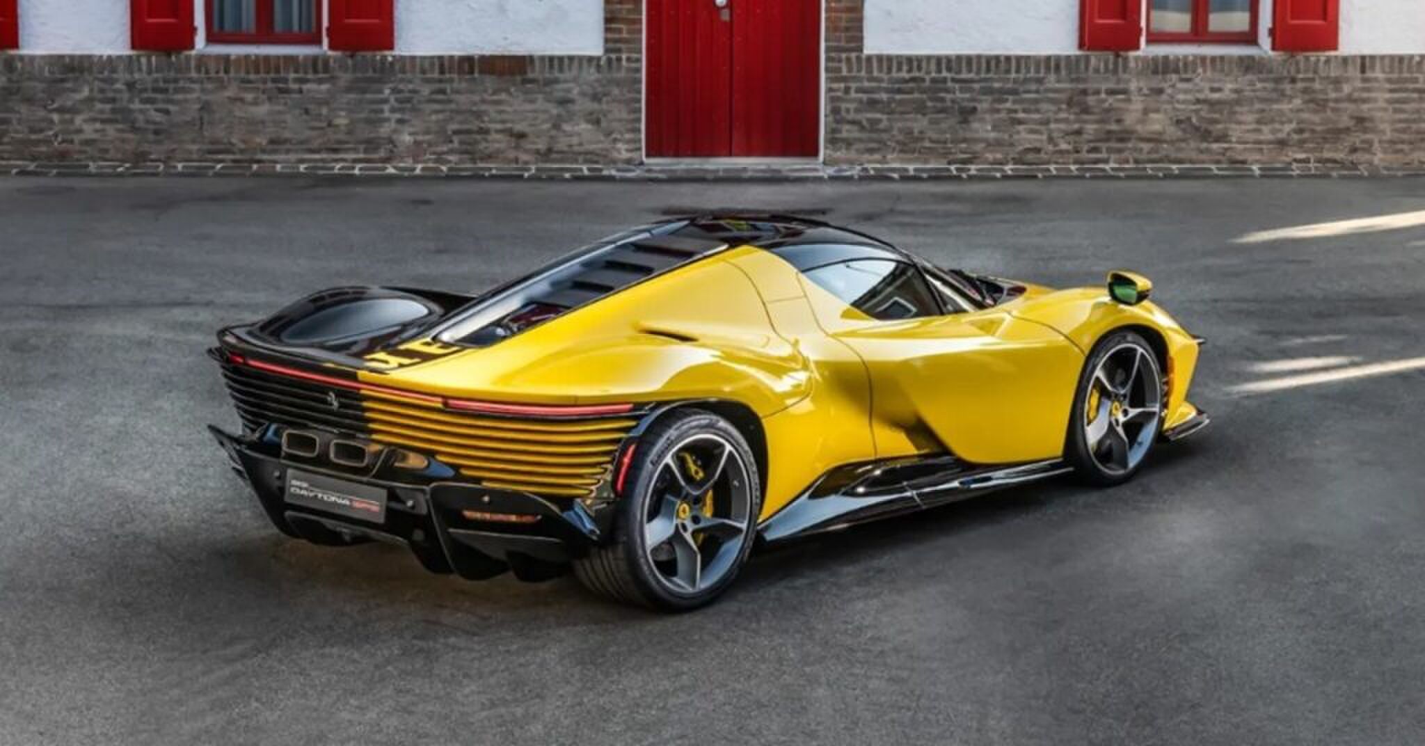 De achterzijde van de supercar.