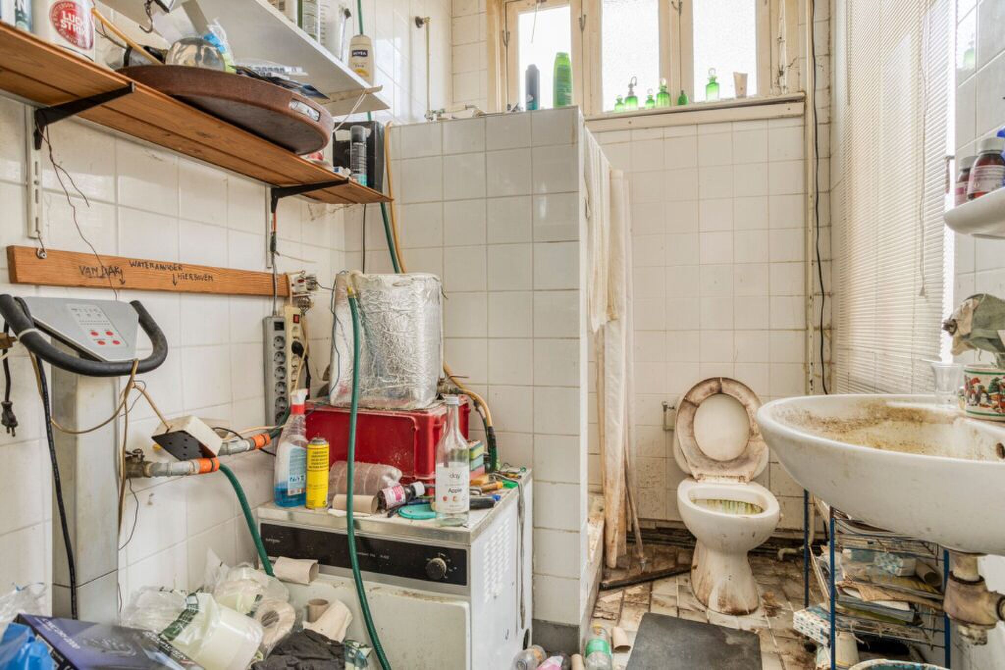 De rommelige badkamer.