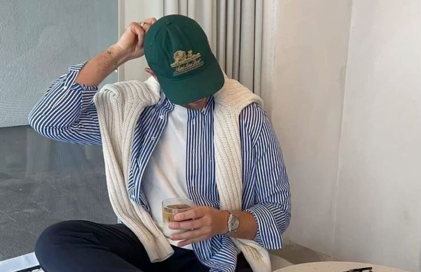 Stijlvolle man met een linnen overhemd