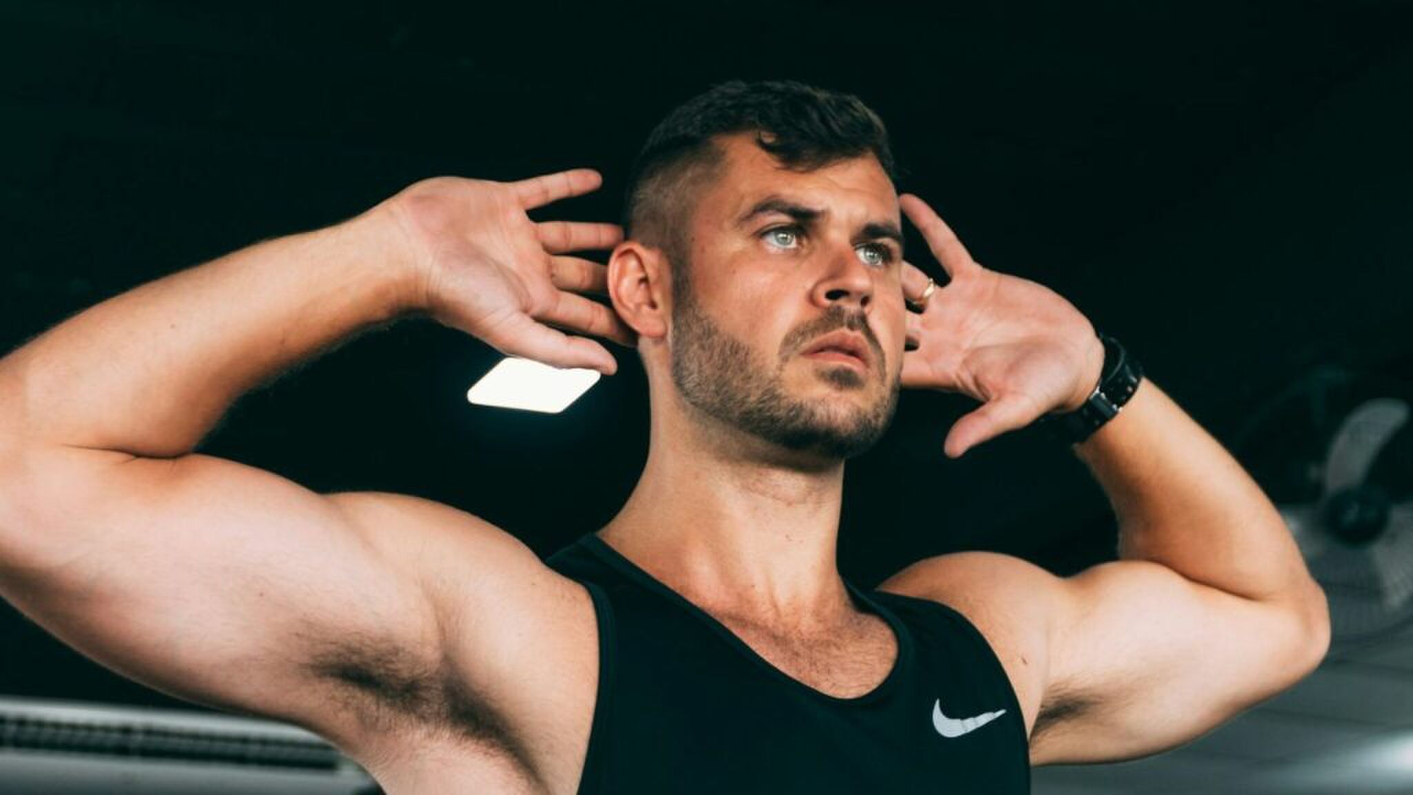 Man die aan het sporten is om na een aantal weken resultaat te zien