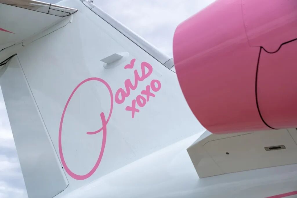 Buitenaanzicht van het privévliegtuig van Paris Hilton