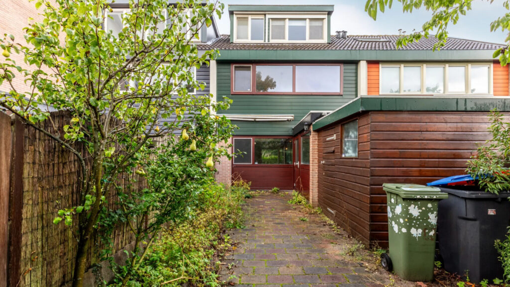 De achterzijde van de woning van Anouk.