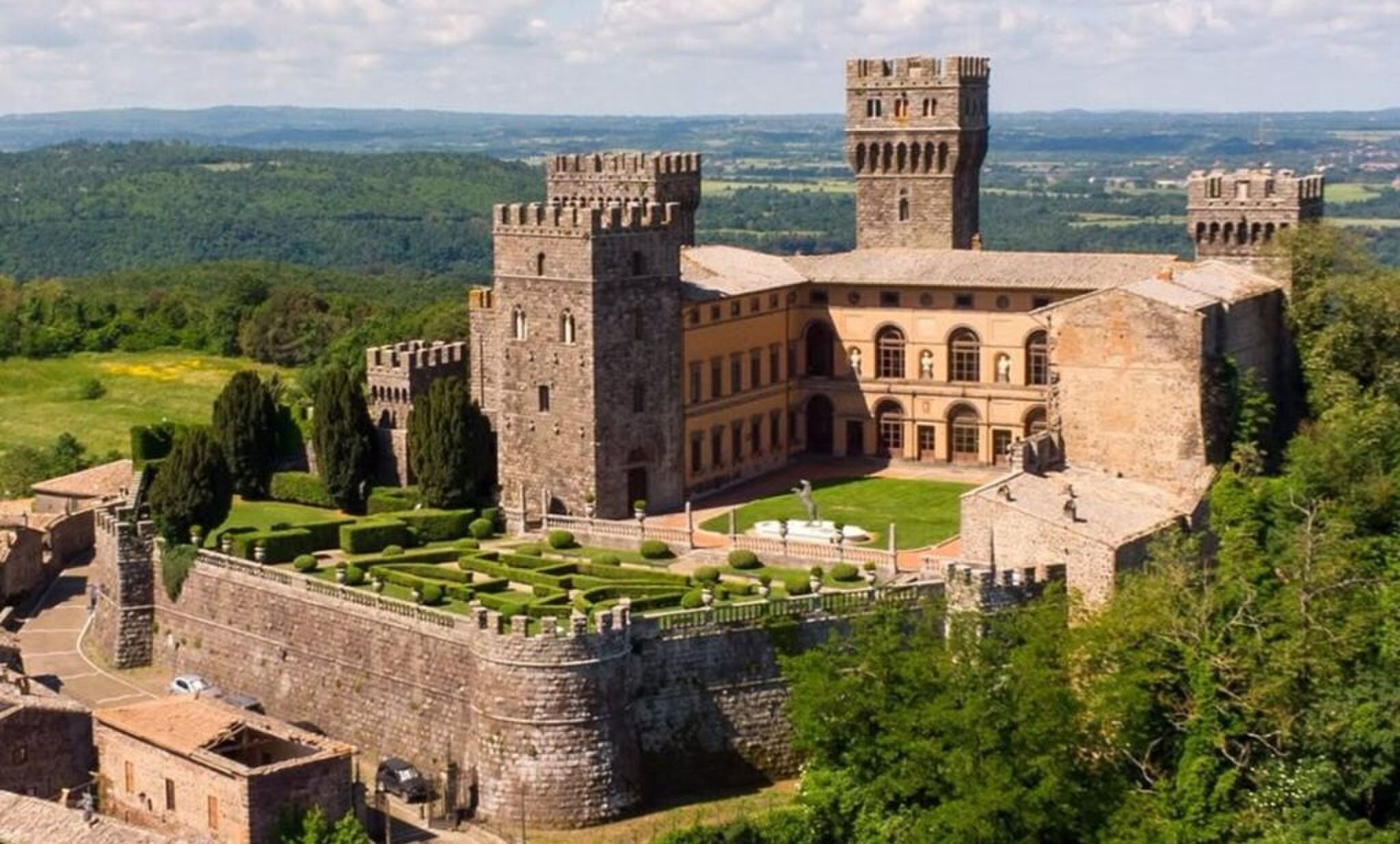 Middeleeuws kasteel in Italië dat te koop wordt aangeboden.