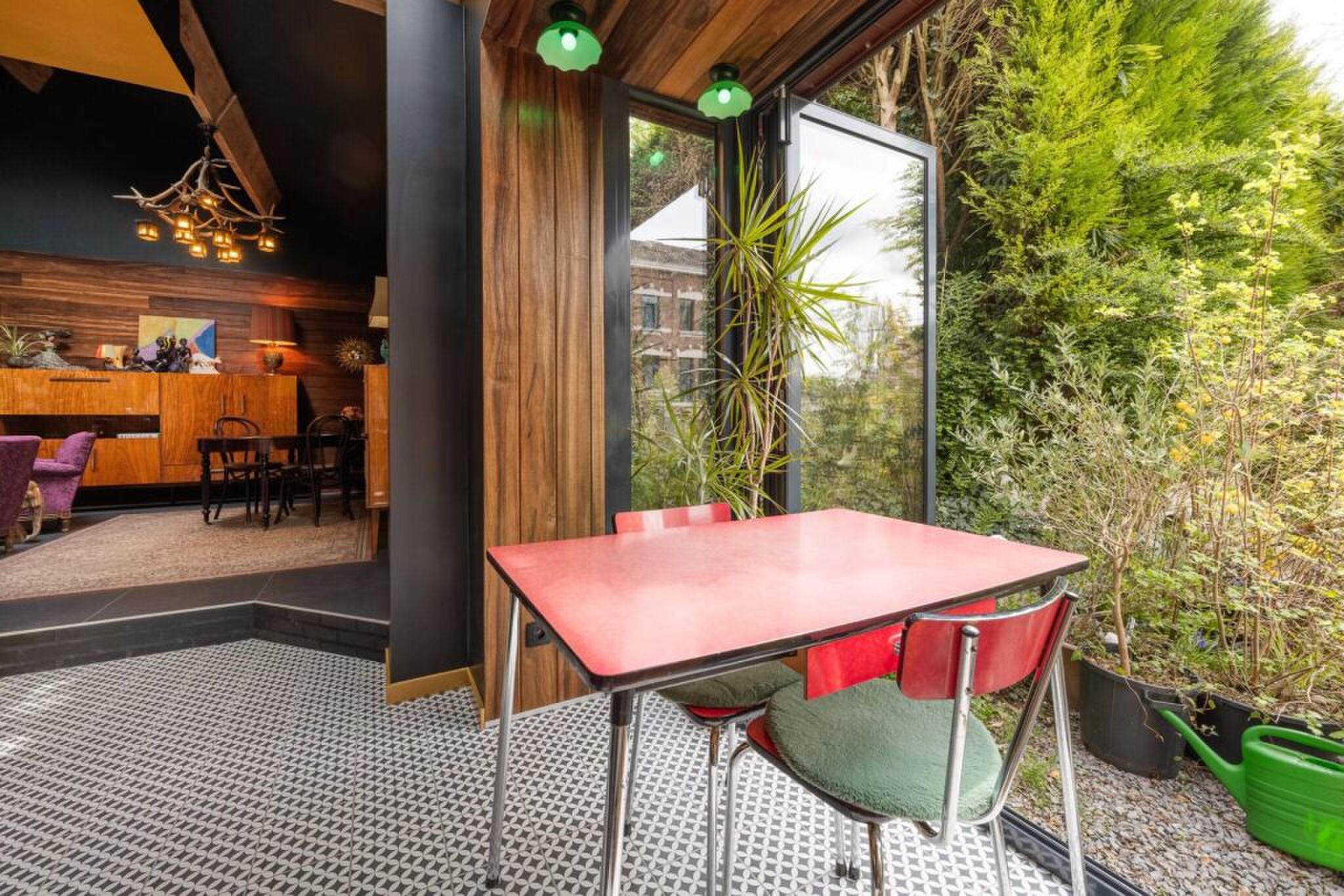 De openslaande deuren richting de tuin.