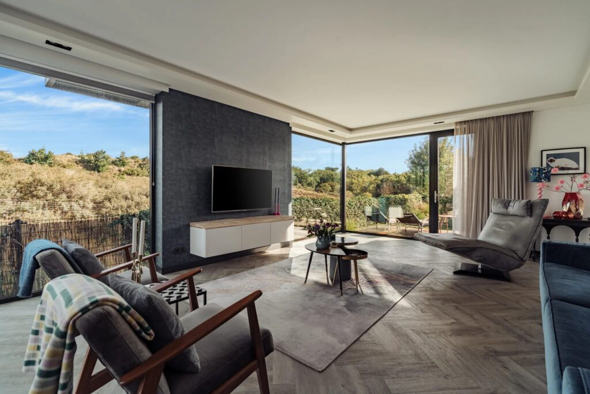 De living met uitzicht op de duinen.