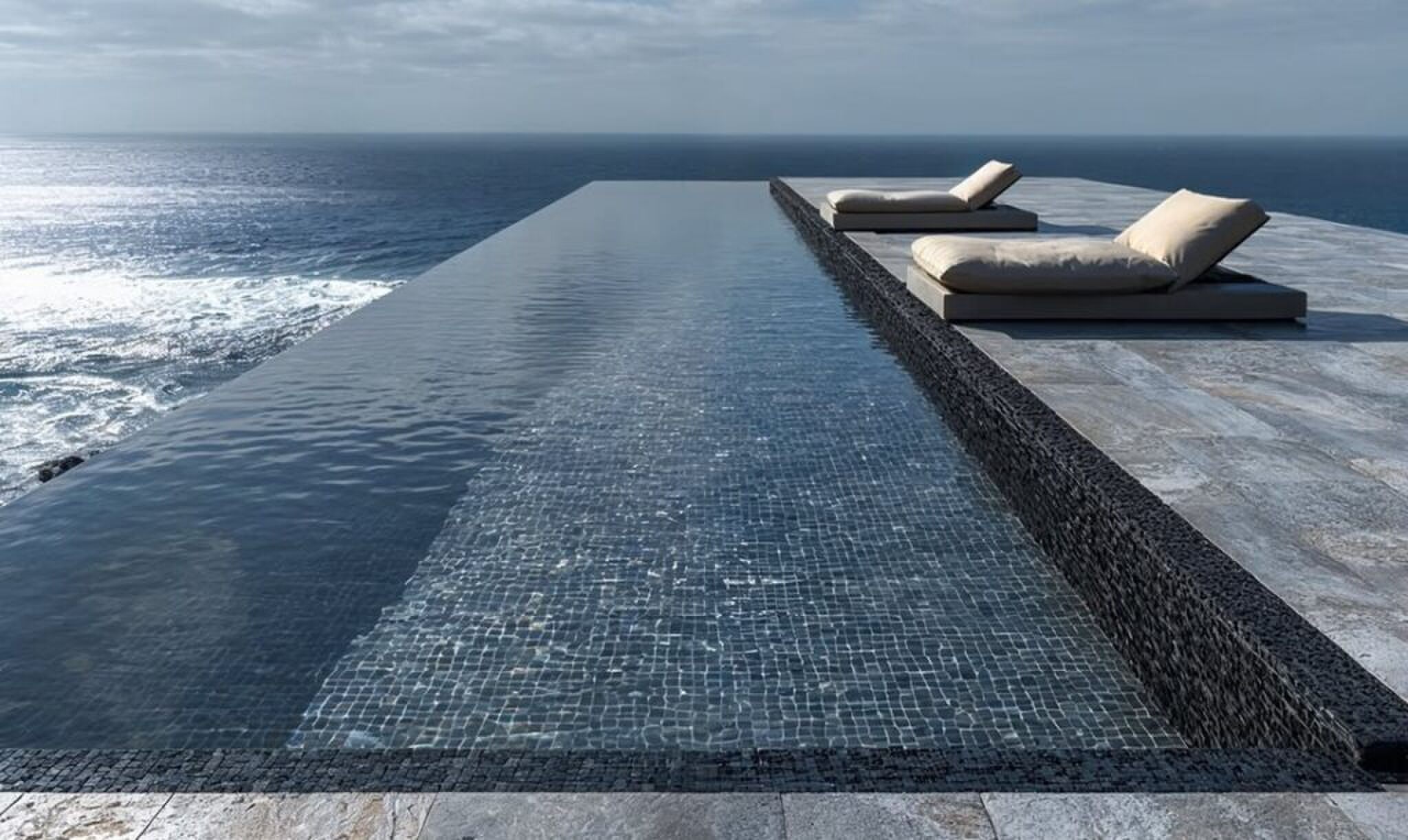 Het enorme buitenzwembad.