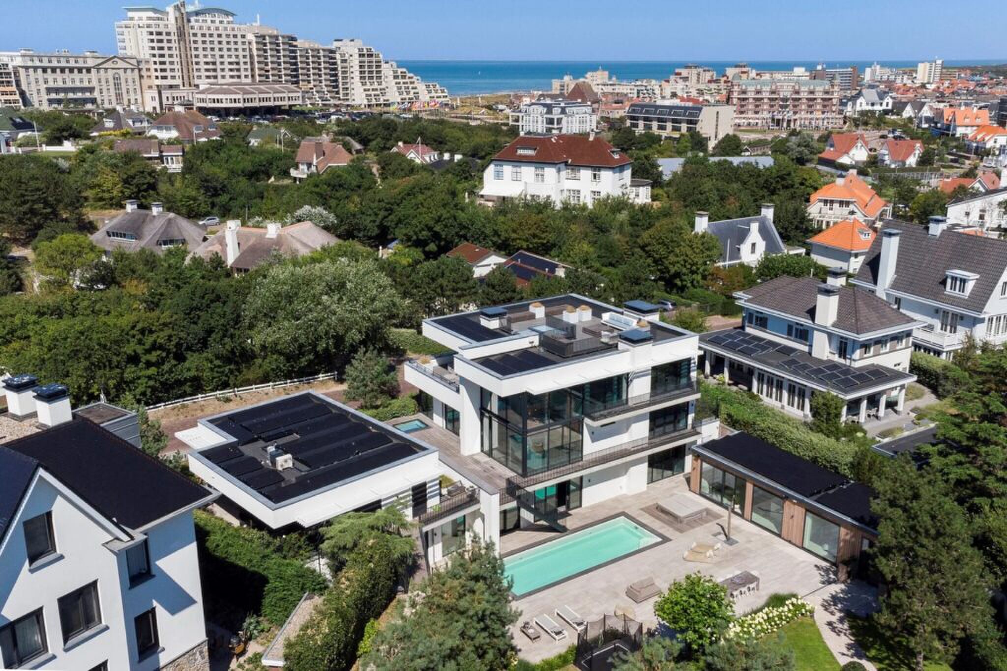 Een bovenaanzicht van het luxe landgoed in Noordwijk.