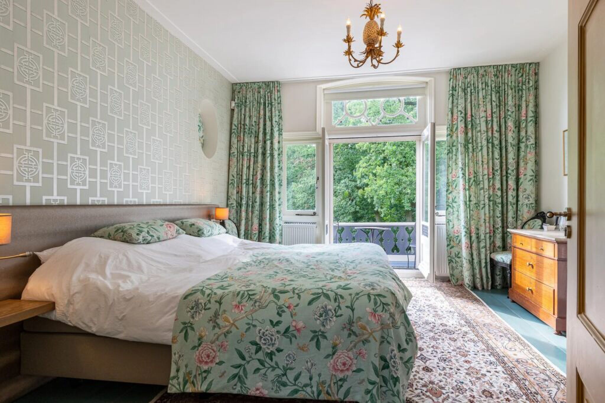 De primaire slaapkamer met balkon.