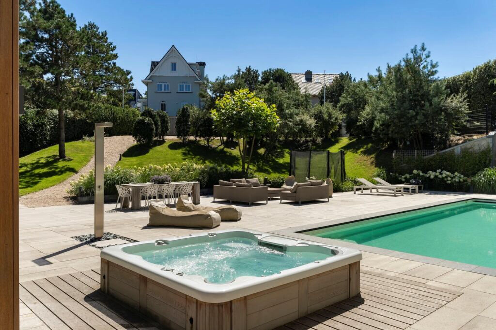 De achtertuin met jacuzzi en zwembad.