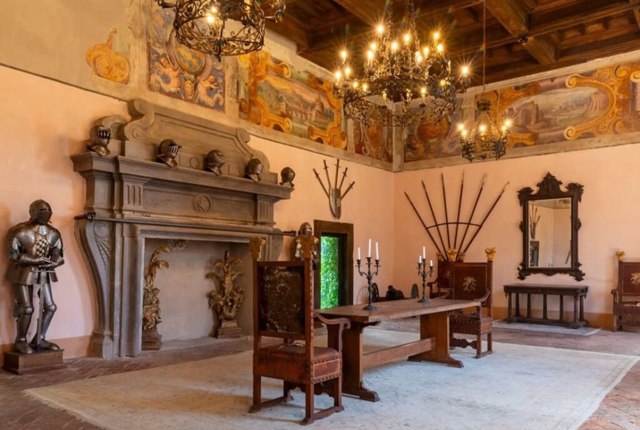 De eetkamer met klassieke details.