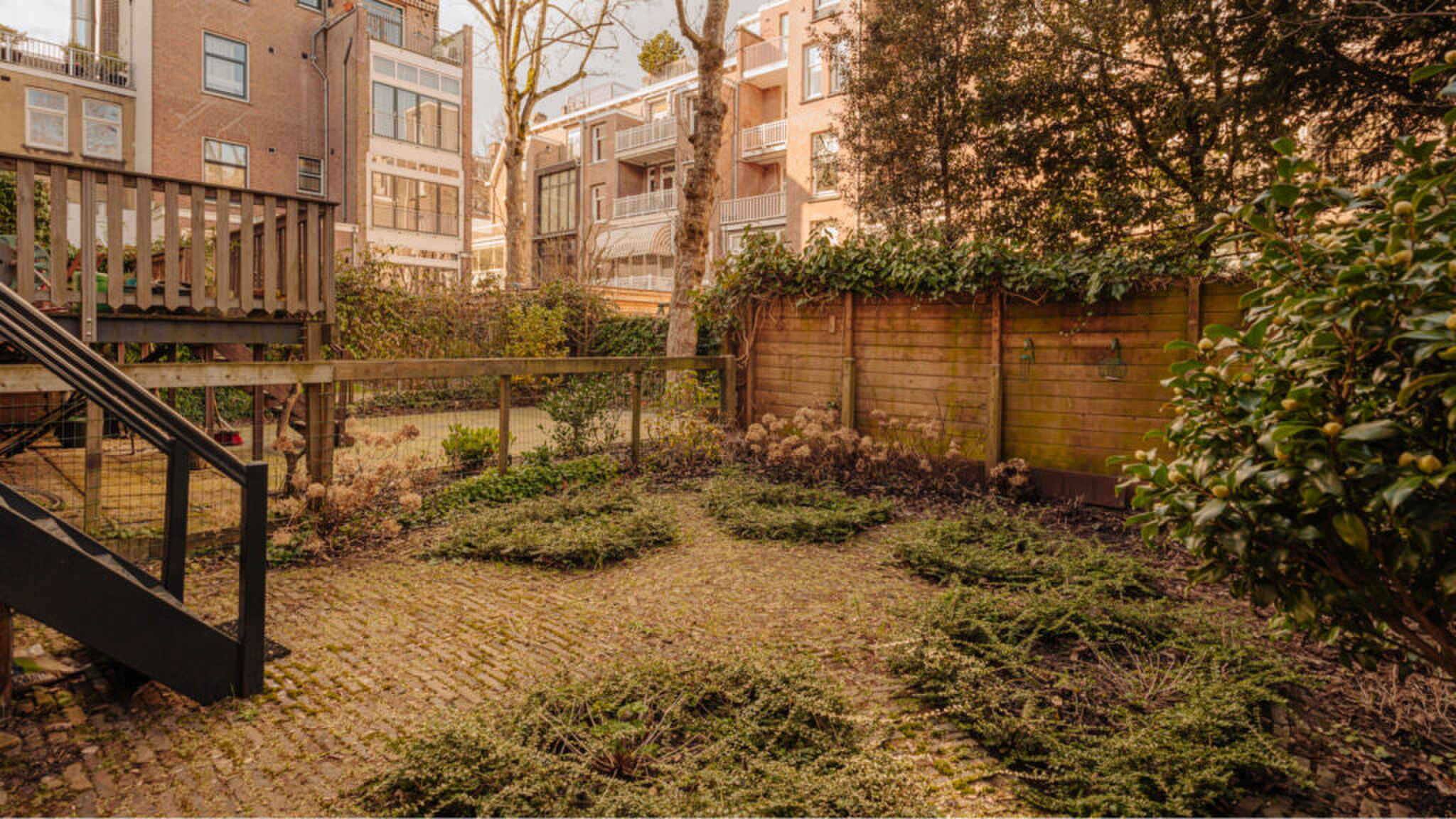 De riante achtertuin.