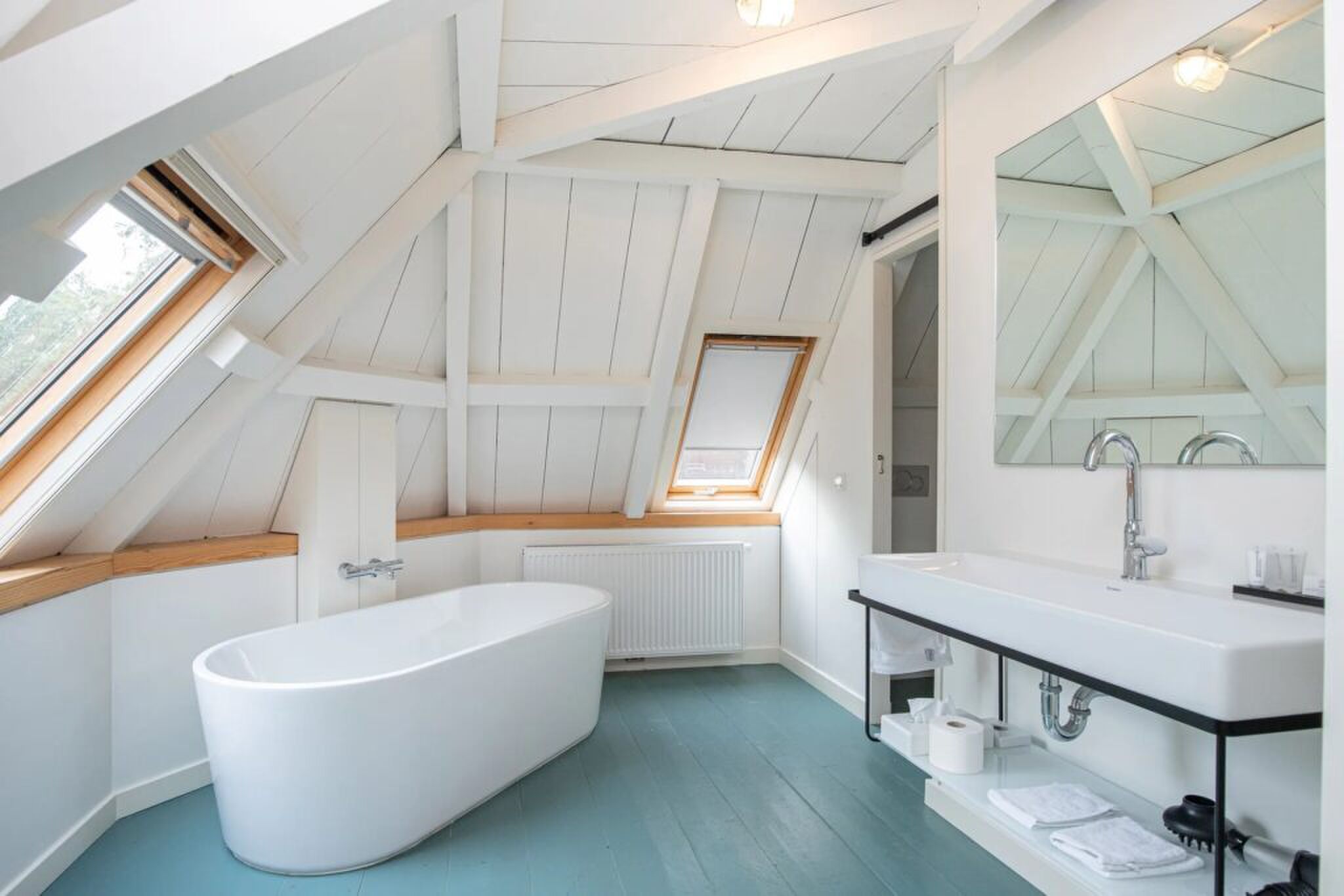 De moderne badkamer.