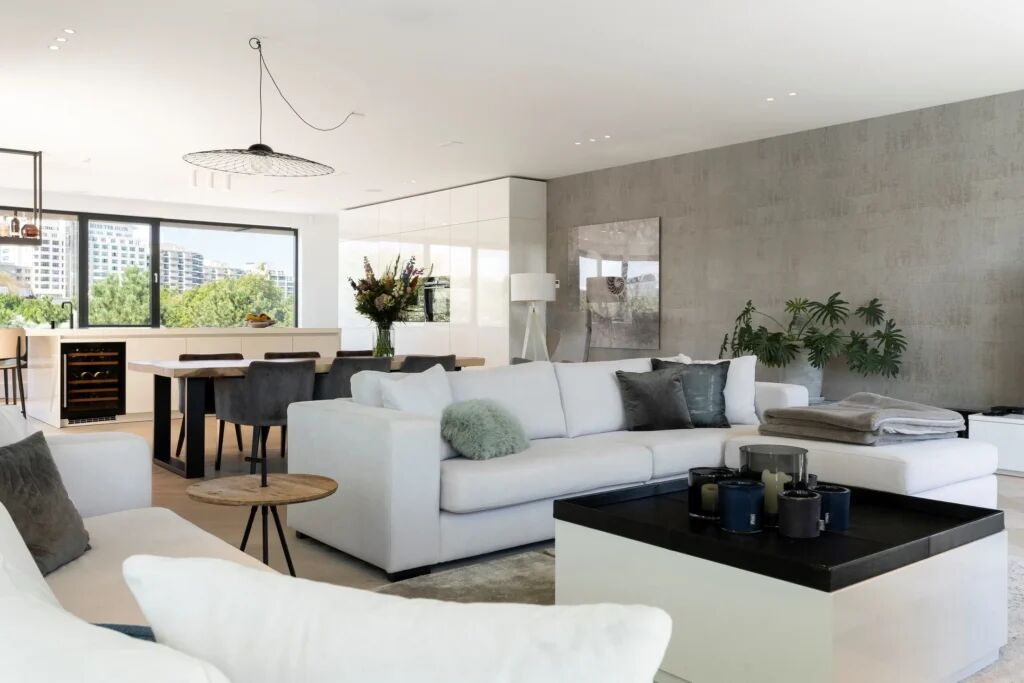 Woonkamer met een strak interieur