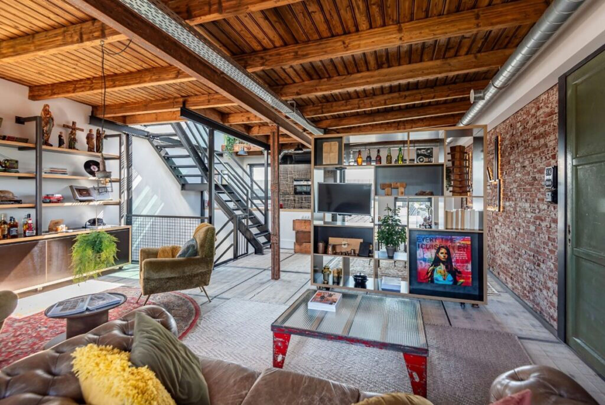 De living van de loftwoning op Funda.