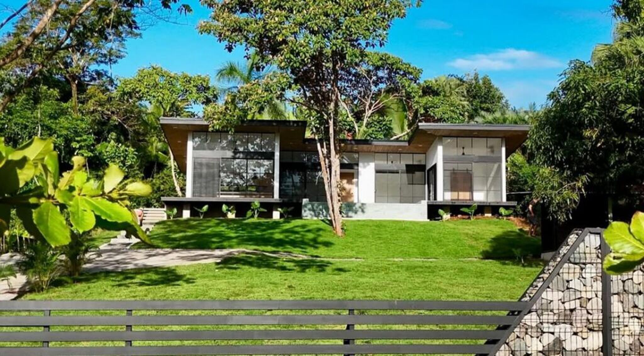 De voorzijde van de villa in Costa Rica.