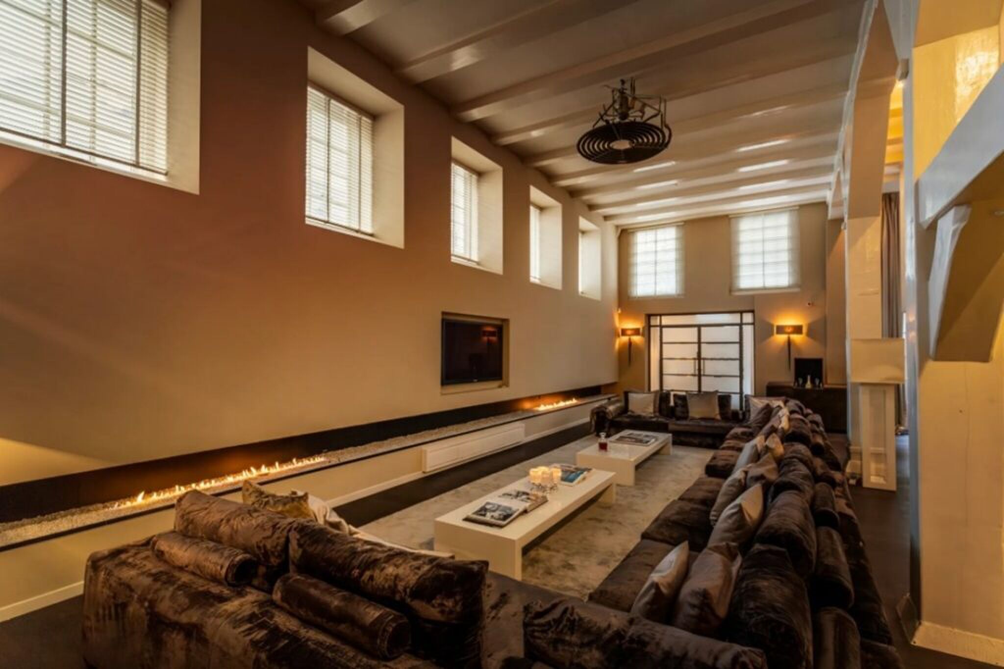 De living in de voormalige woning van Wesley Sneijder.