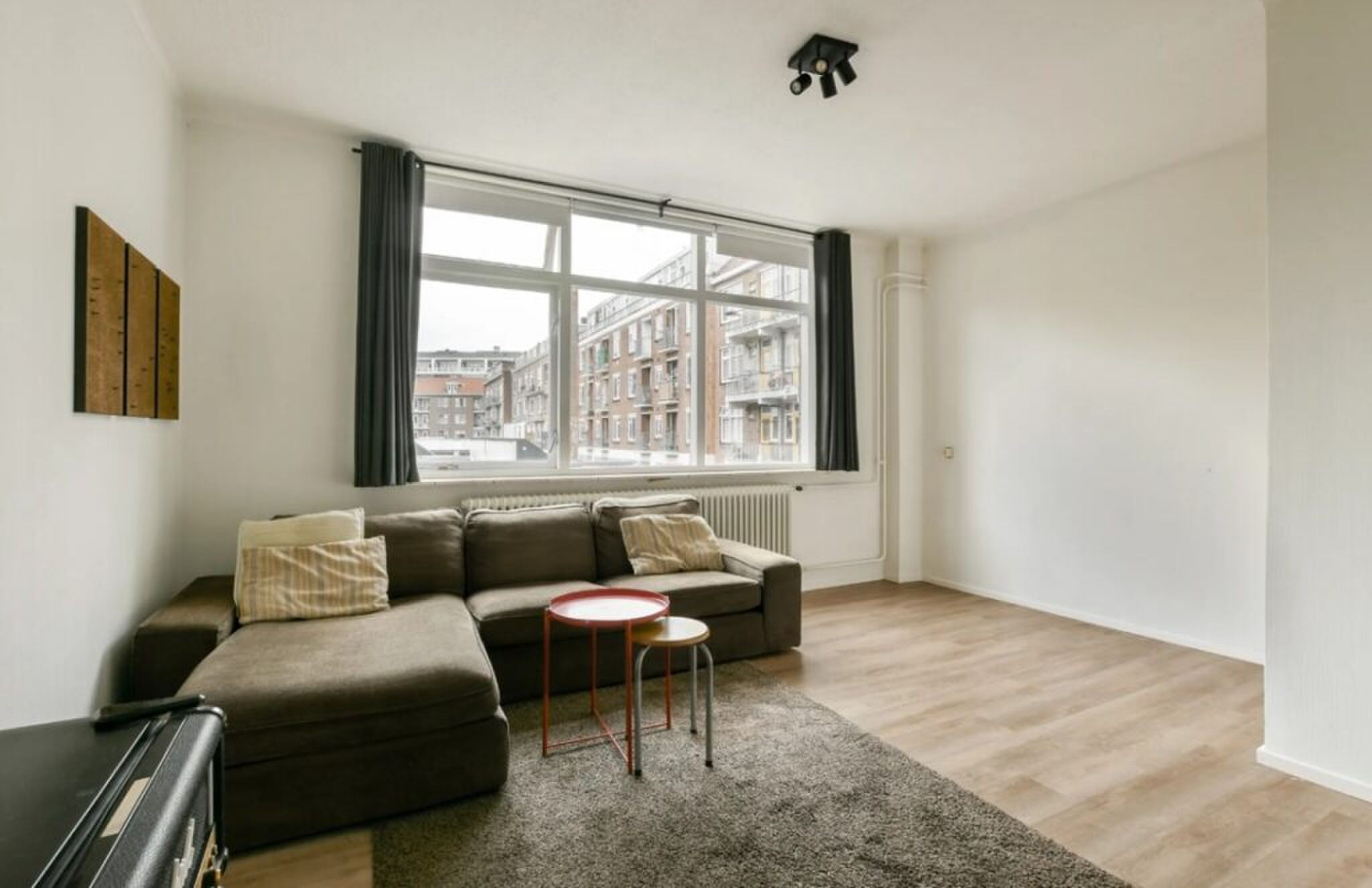 De woonkamer van de woning die Cody Gakpo op Funda heeft gezet.