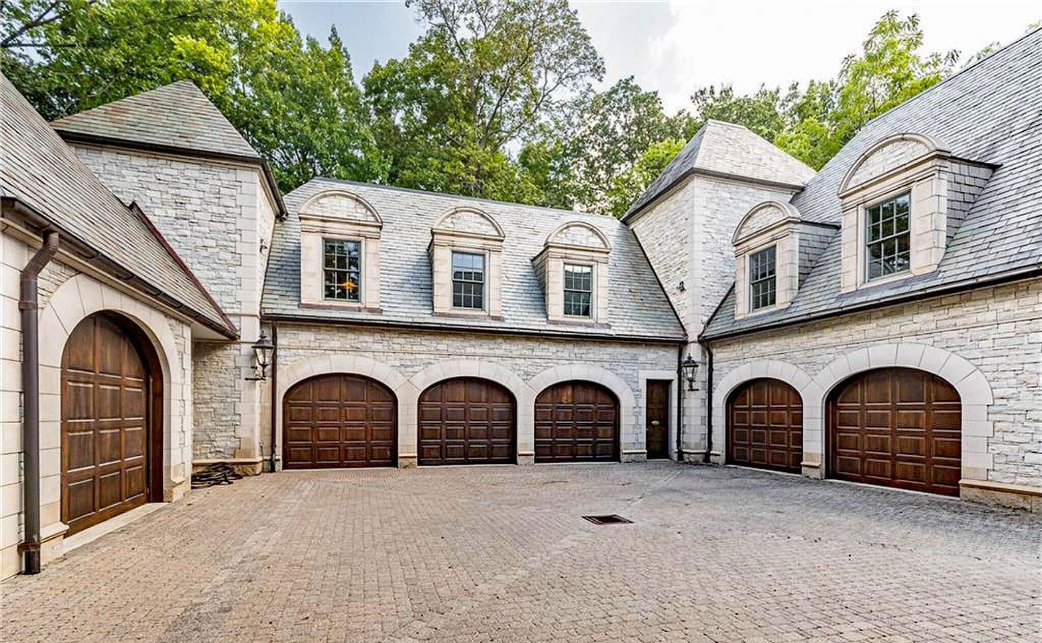 Het binnenplein met garages.