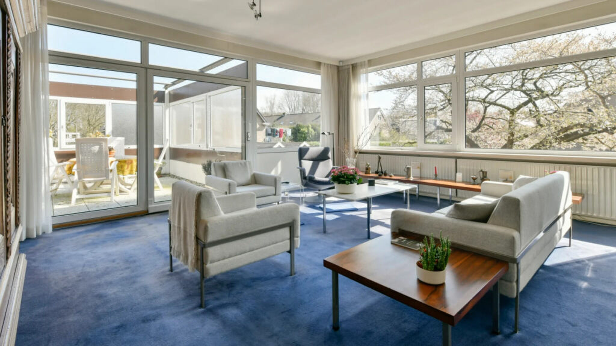 De woonkamer in de villa van Nicolette Kluijver.