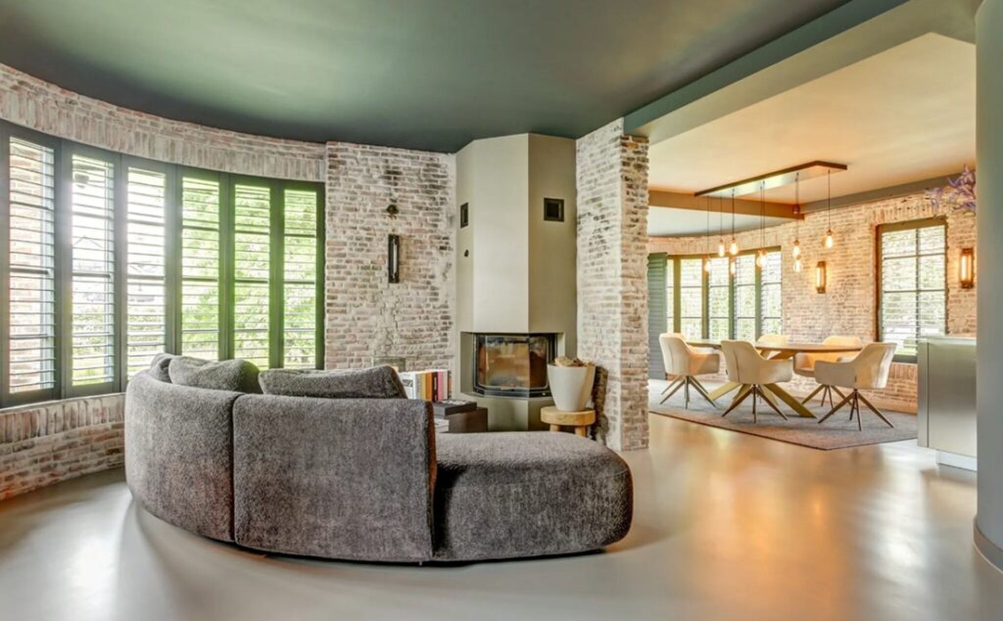 De living van de villa in Andijk.