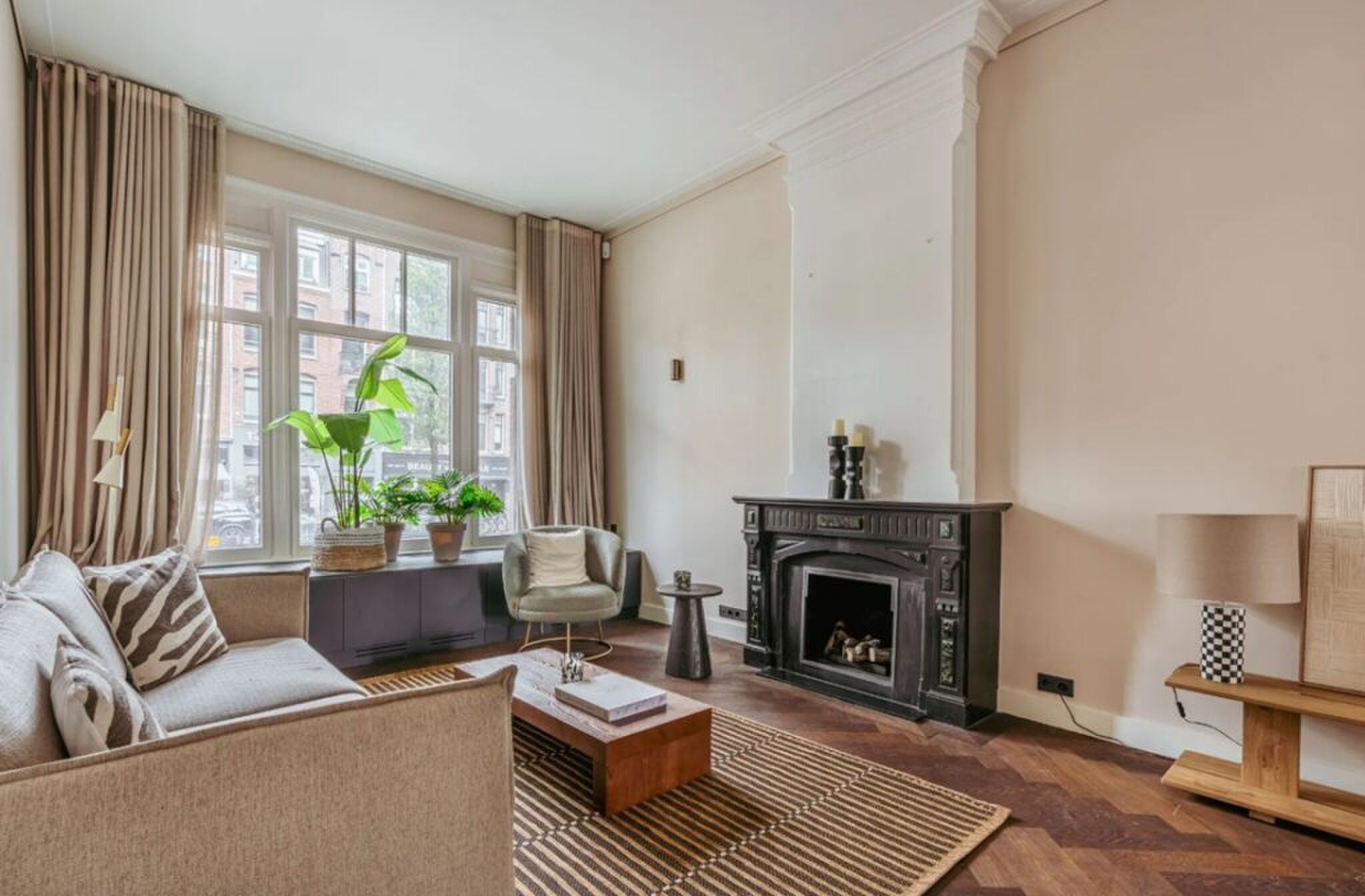 De living in het appartement van Monica Geuze.