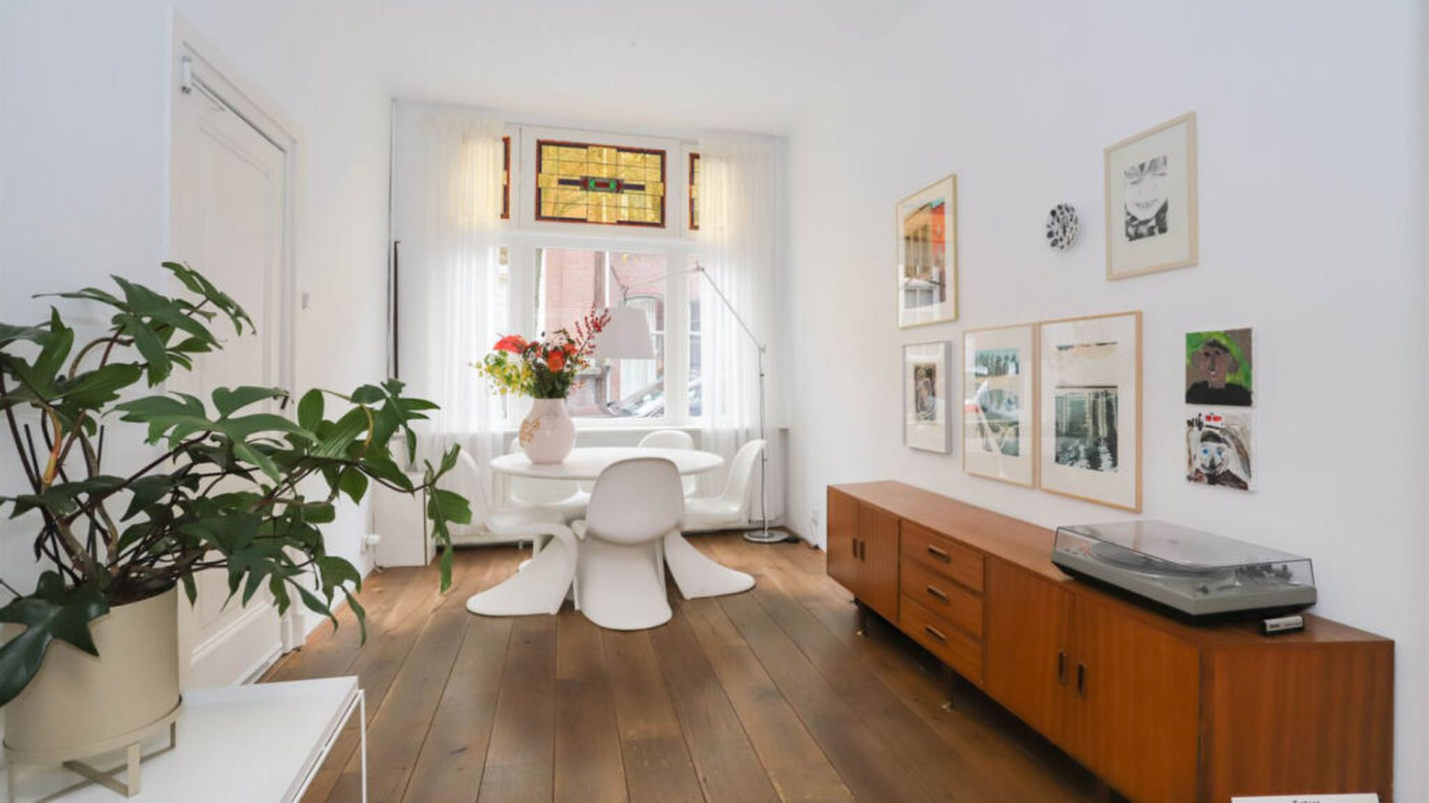 De eetkamer van de woning van Herman van der Zandt.