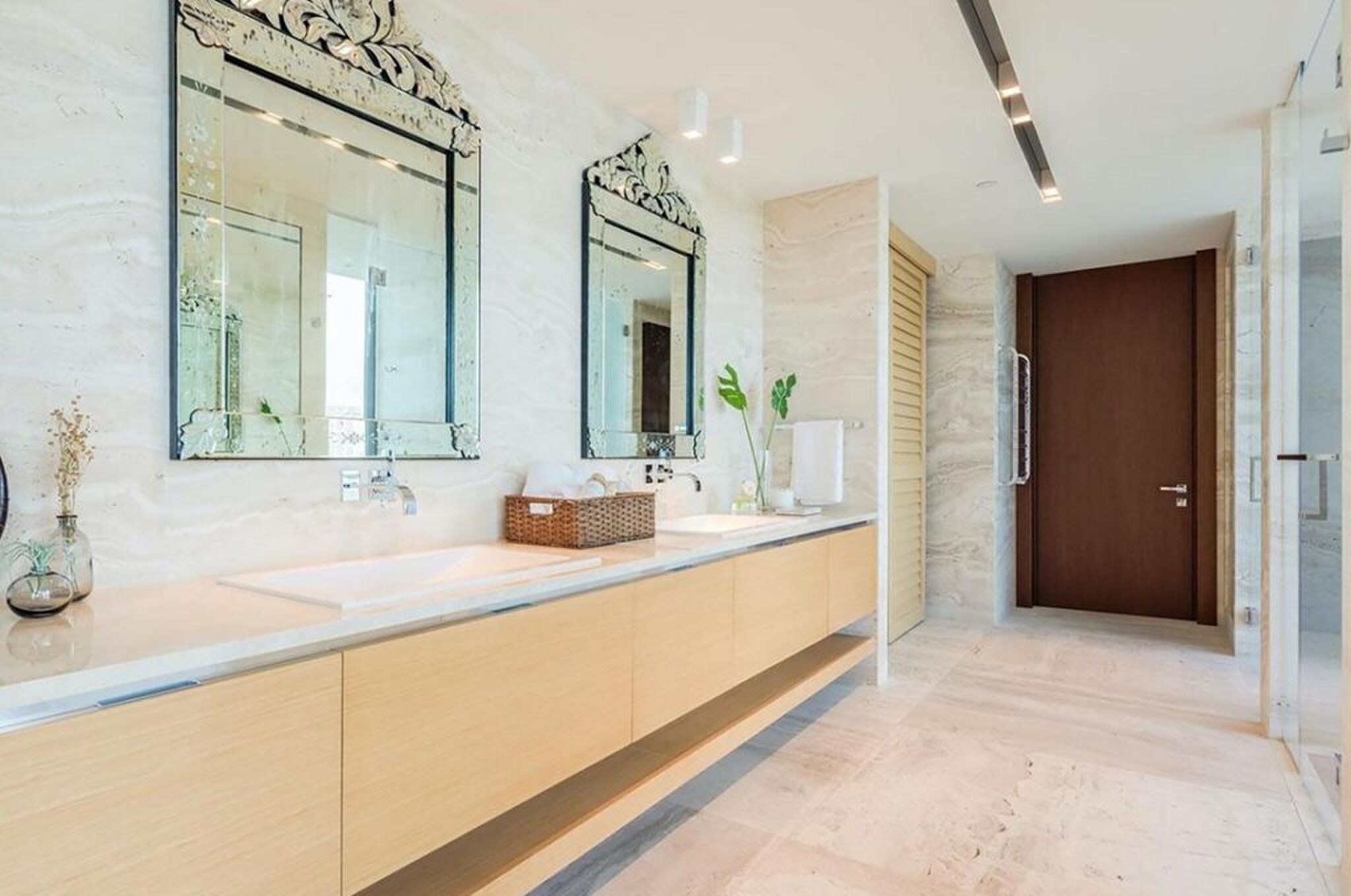 De meterslange wastafel in de badkamer.